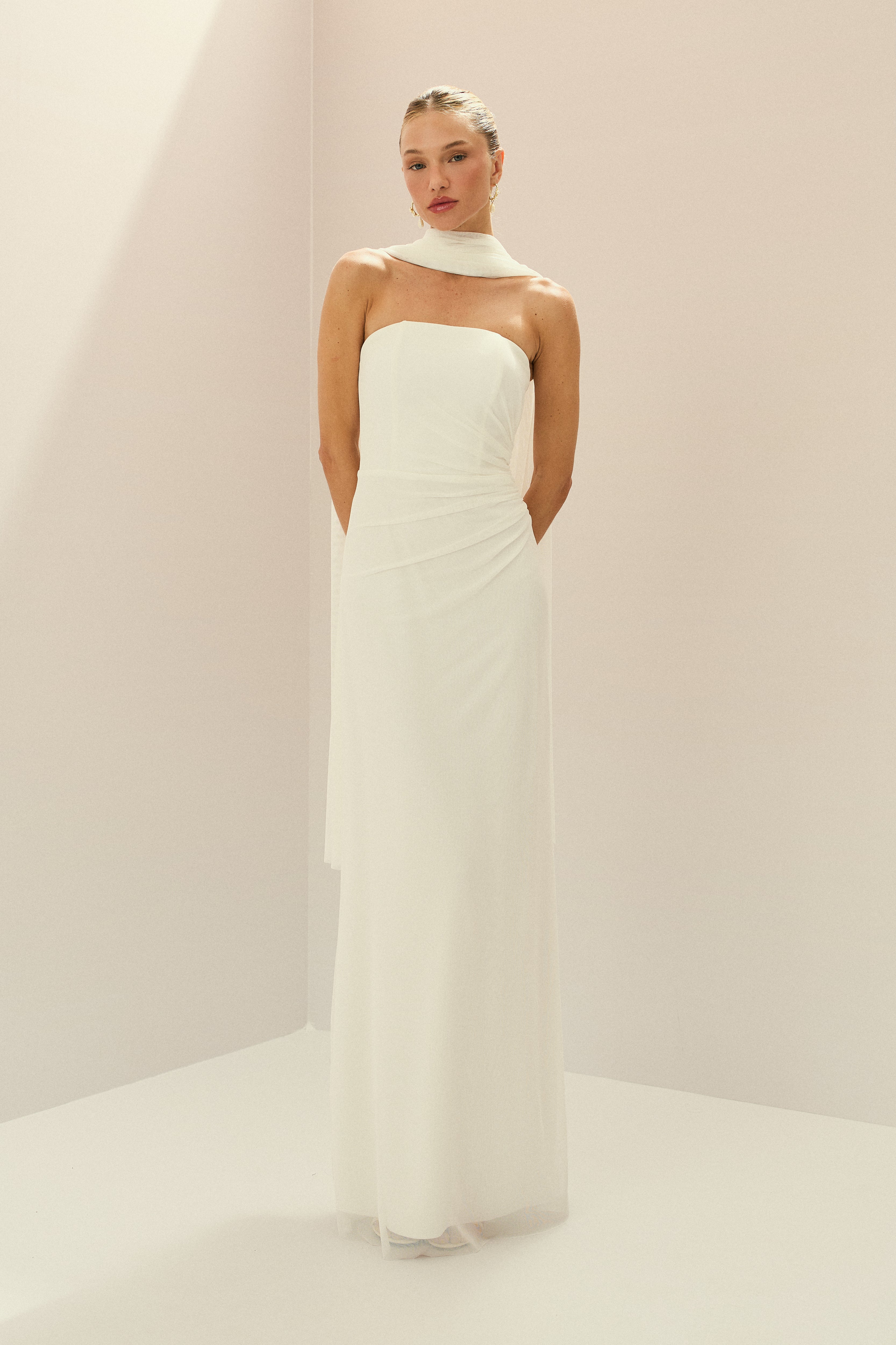 Vestido Longo em Tule com Decote Reto sem Alças, Franzido na Lateral, Amarração nas Costas e Echarpe - Lilo Off White