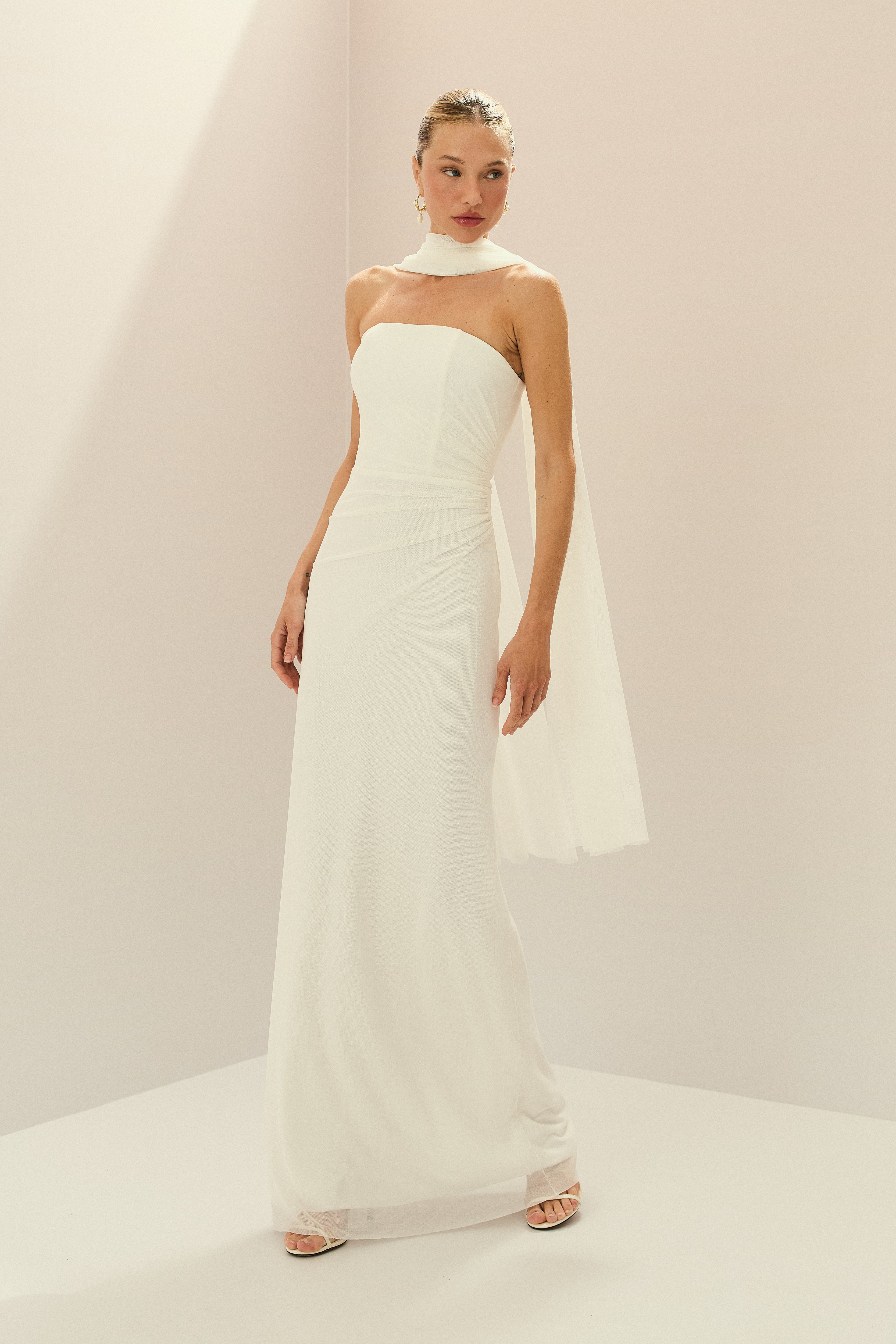 Vestido Longo em Tule com Decote Reto sem Alças, Franzido na Lateral, Amarração nas Costas e Echarpe - Lilo Off White