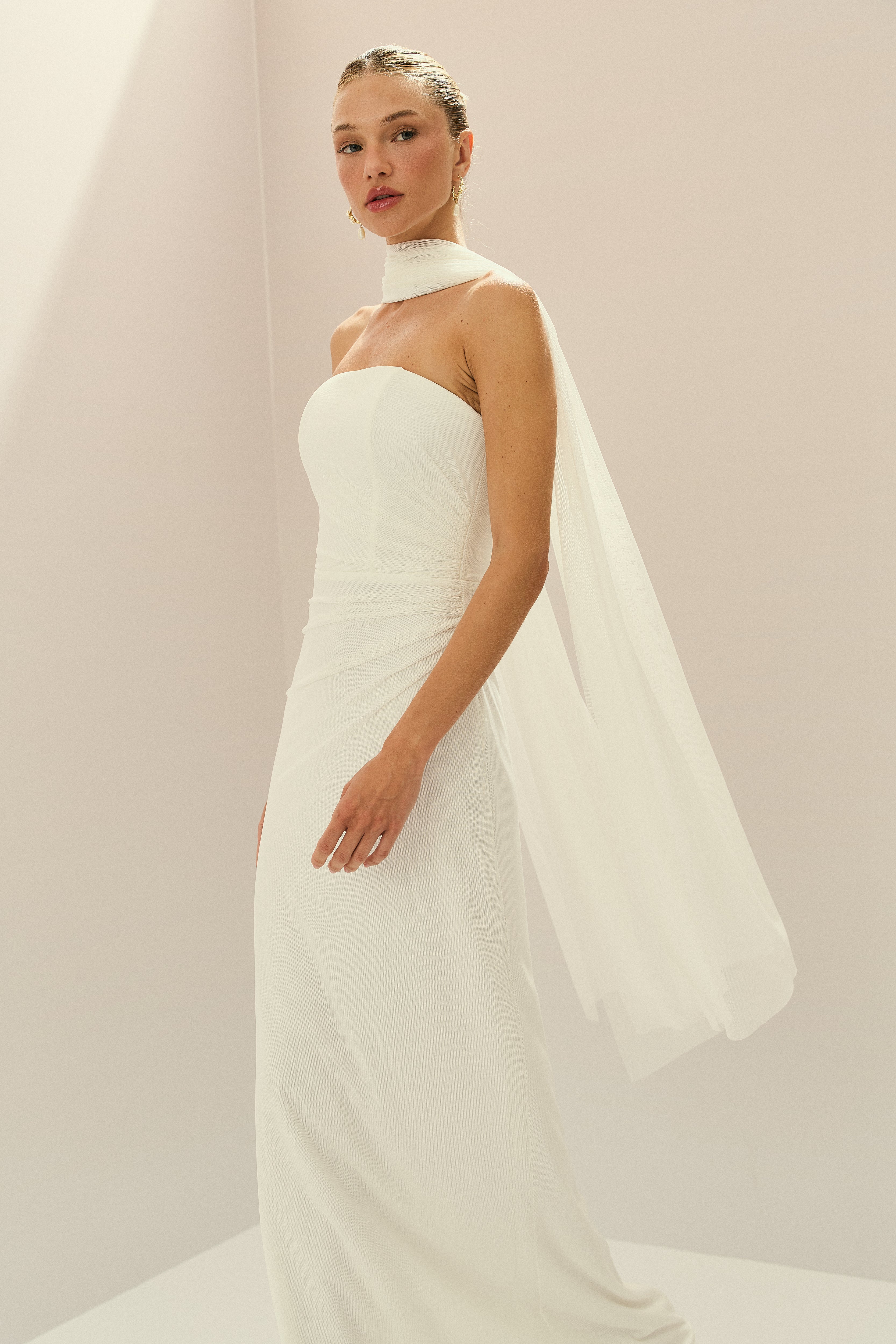 Vestido_Longo_em_Tule_com_Decote_Reto_sem_Alcas_Franzido_na_Lateral_Amarracao_nas_Costas_e_Echarpe_Lilo_Off_White3.jpg