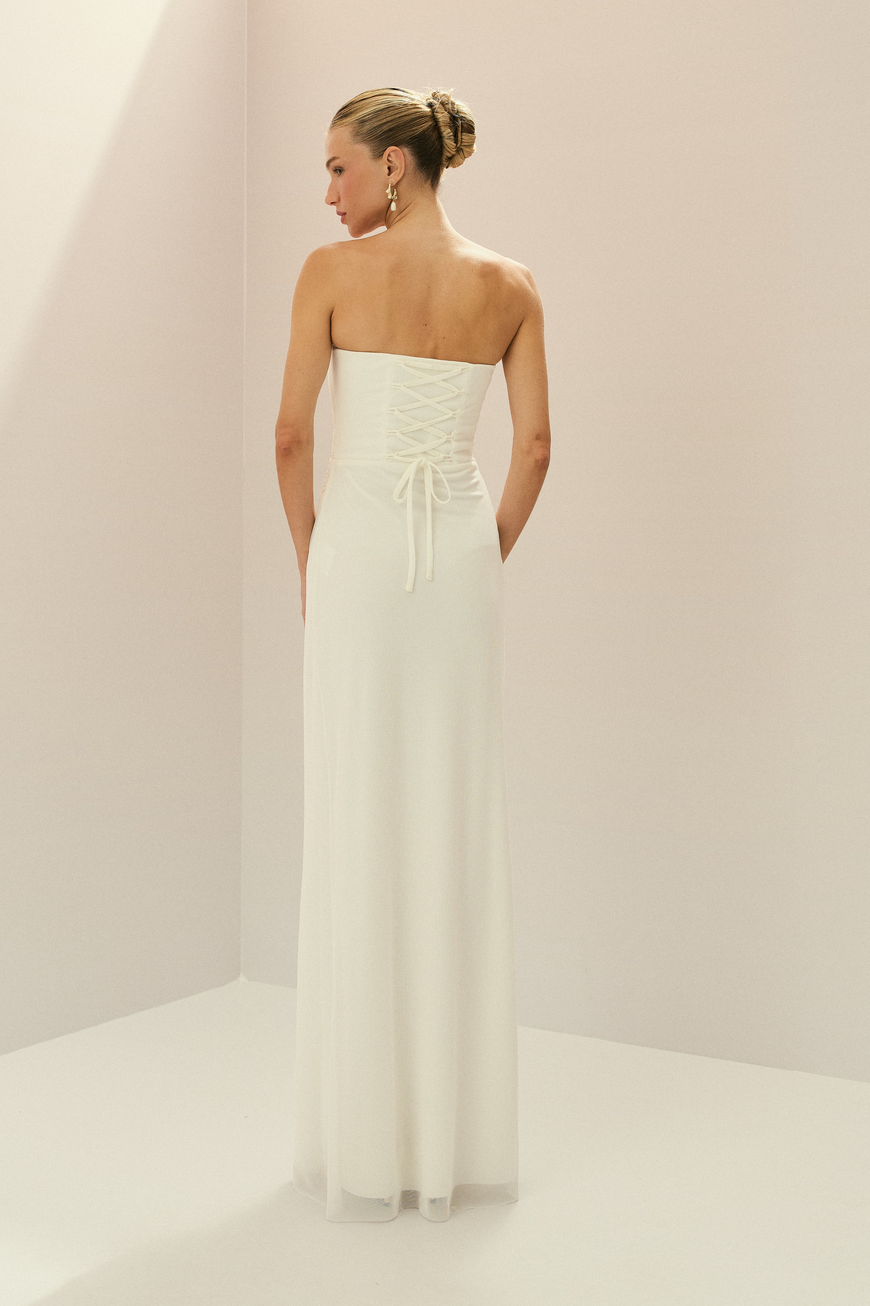 Vestido Longo em Tule com Decote Reto sem Alças, Franzido na Lateral, Amarração nas Costas e Echarpe - Lilo Off White