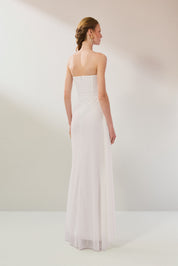 Vestido Longo em Tule com Decote Semi Coração Sem Alças, Busto Estruturado, Drapeado Assimétrico no Quadril e Cauda Lateral - Amélia Off White