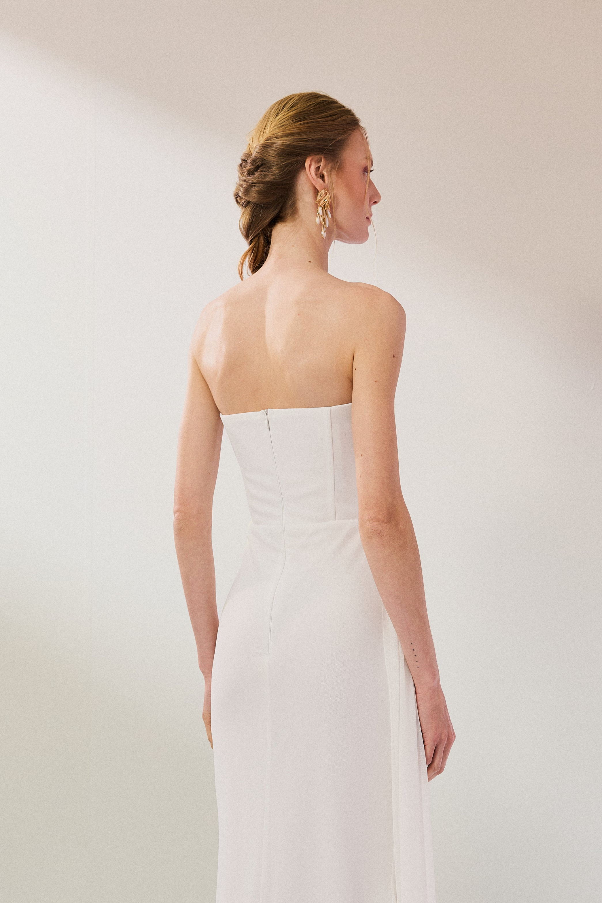 Vestido Longo em Tule com Decote Semi Coração Sem Alças, Busto Estruturado, Drapeado Assimétrico no Quadril e Cauda Lateral - Amélia Off White