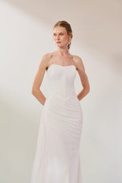 Vestido Longo em Tule com Decote Semi Coração Sem Alças, Busto Estruturado, Drapeado Assimétrico no Quadril e Cauda Lateral - Amélia Off White