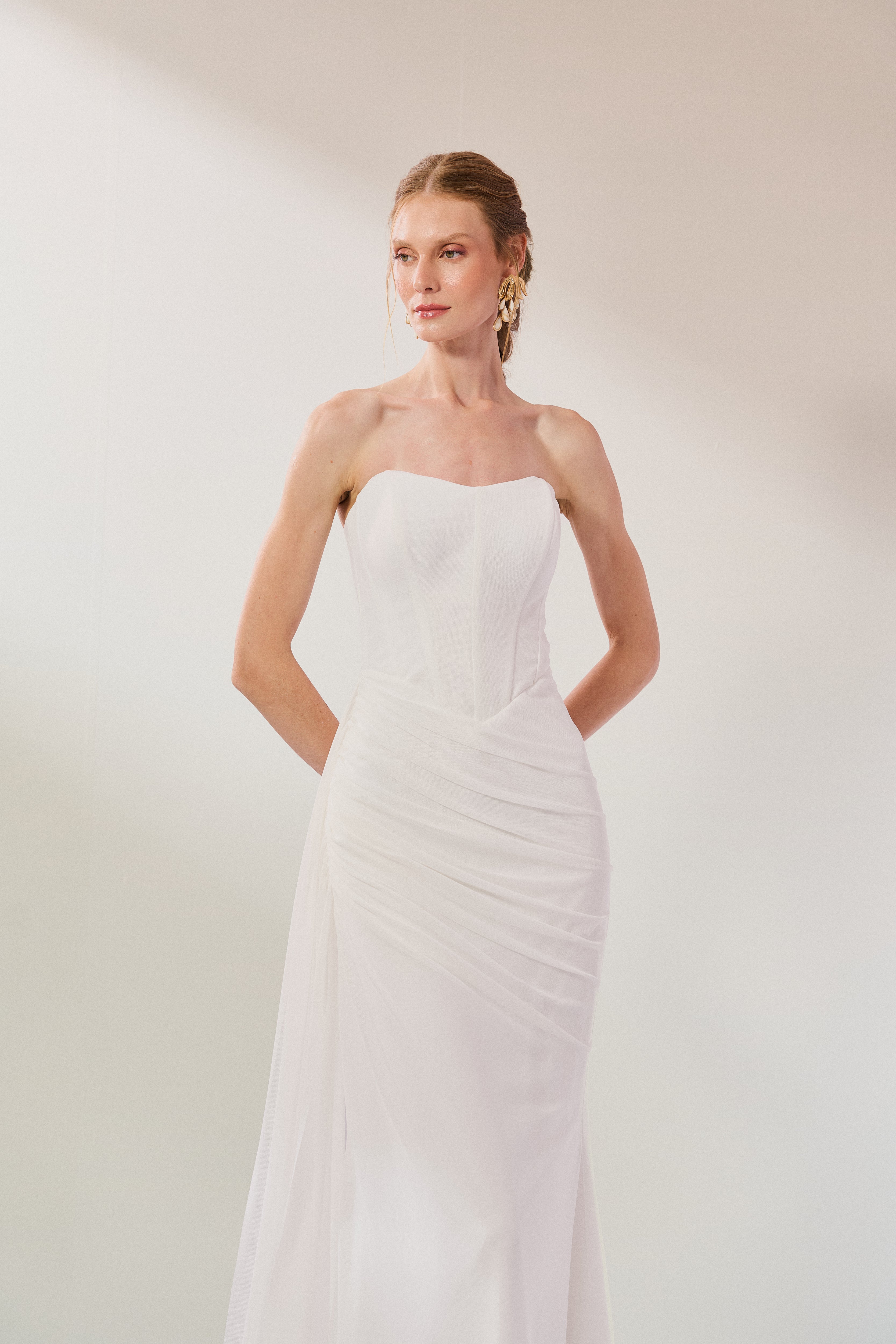 Vestido Longo em Tule com Decote Semi Coração Sem Alças, Busto Estruturado, Drapeado Assimétrico no Quadril e Cauda Lateral - Amélia Off White