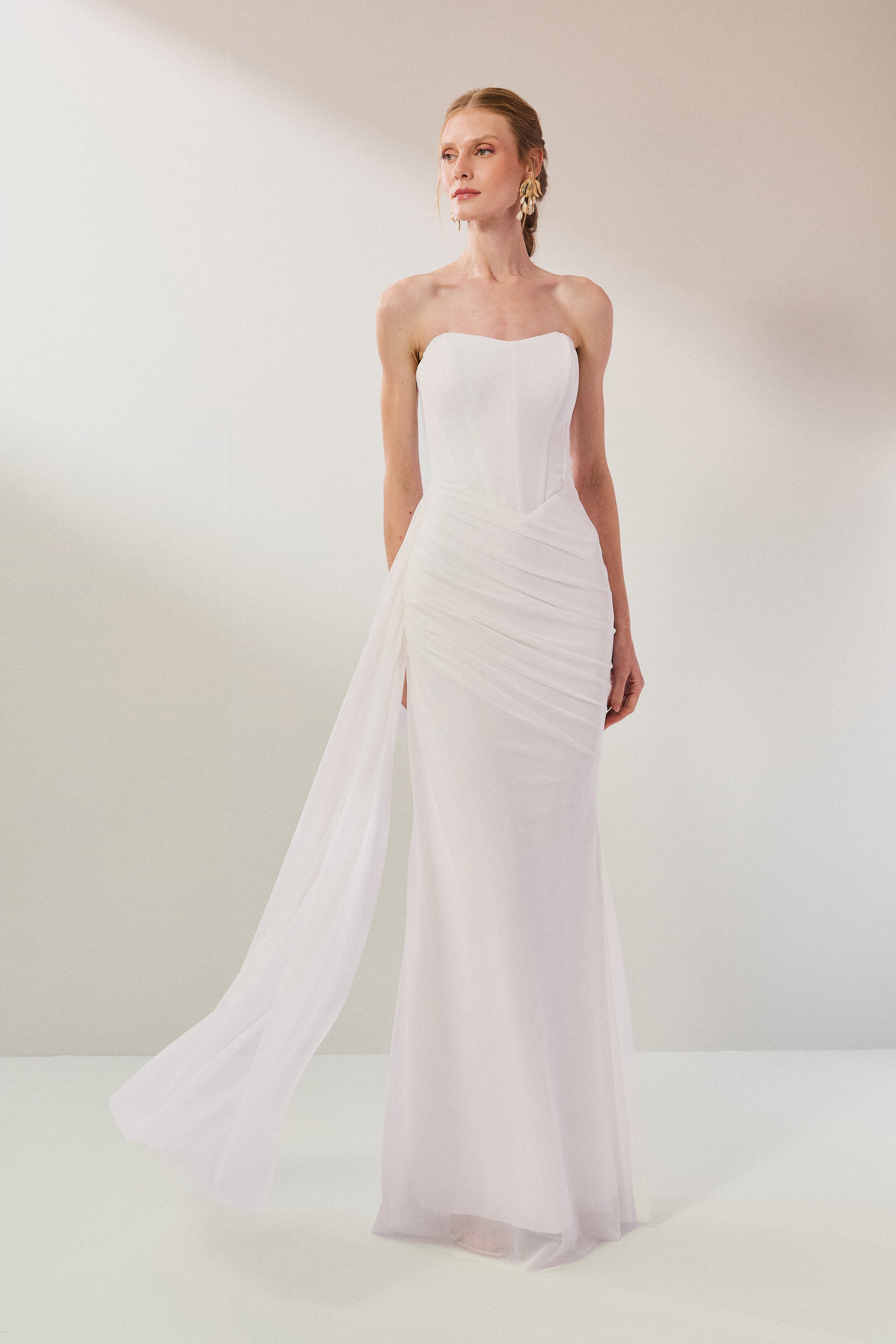 Vestido Longo em Tule com Decote Semi Coração Sem Alças, Busto Estruturado, Drapeado Assimétrico no Quadril e Cauda Lateral - Amélia Off White