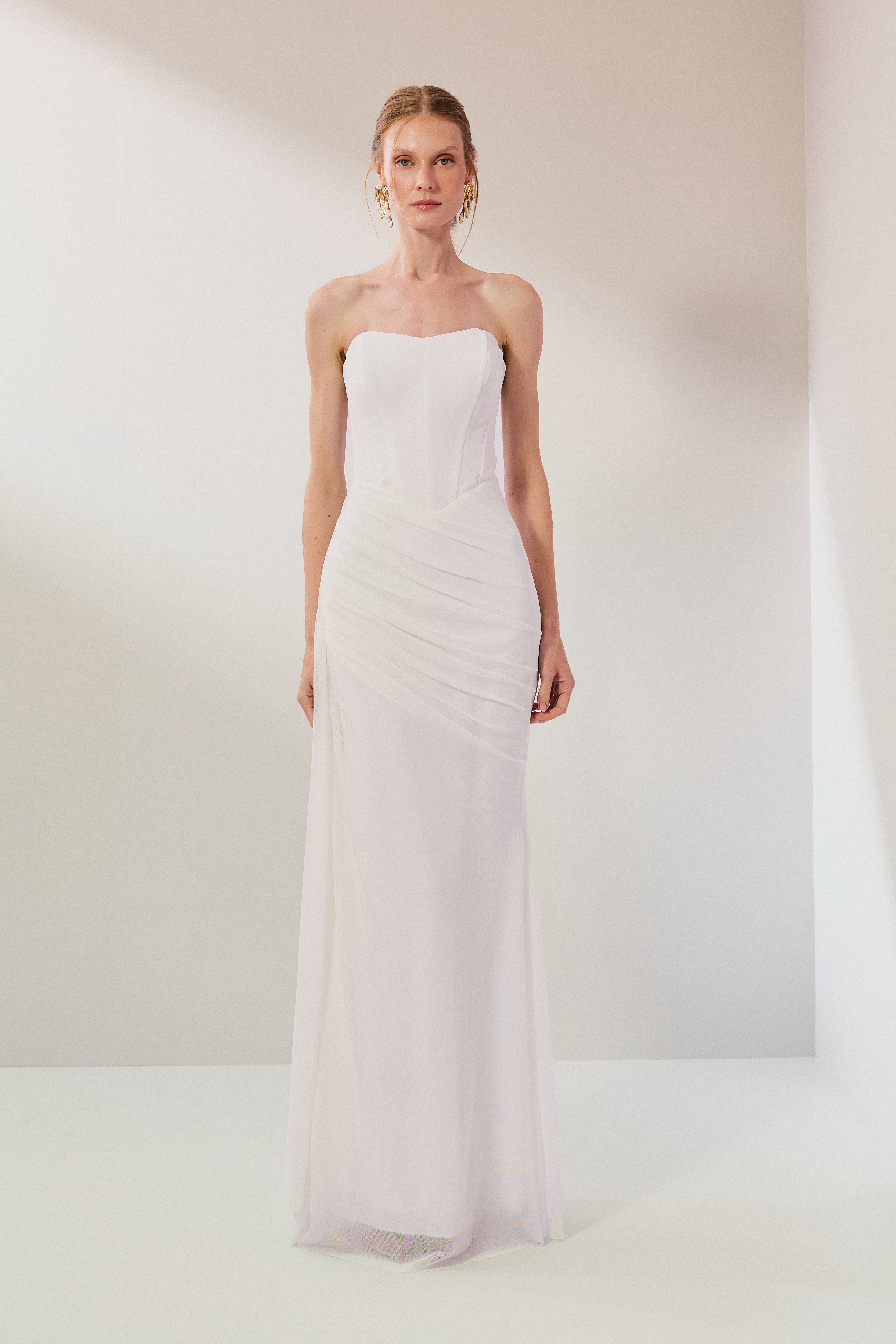 Vestido Longo em Tule com Decote Semi Coração Sem Alças, Busto Estruturado, Drapeado Assimétrico no Quadril e Cauda Lateral - Amélia Off White