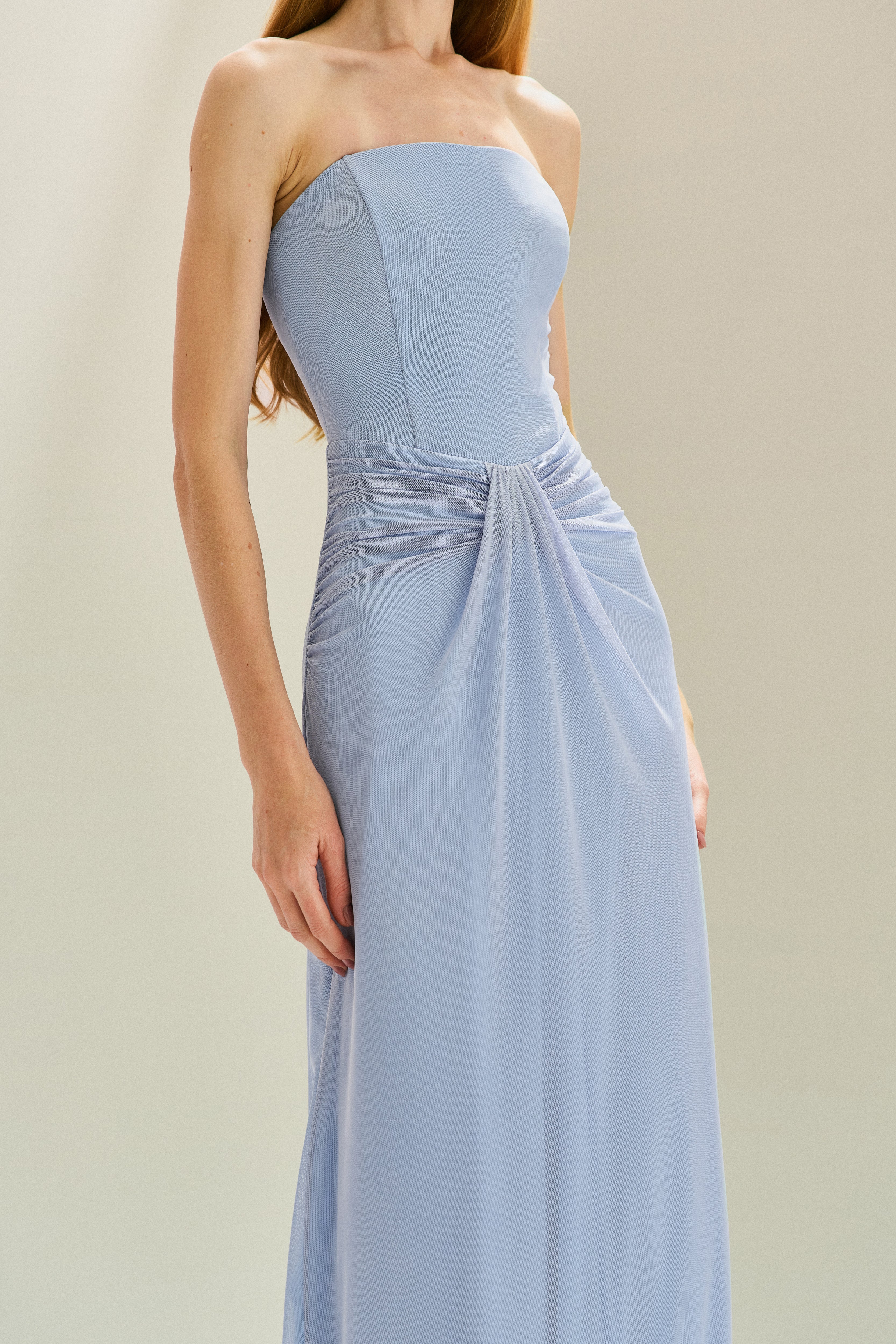Vestido Longo em Tule com Decote Semi Coração Sem Alças, Busto Estruturado e Drapeado no Quadril - Luar Azul Serenity