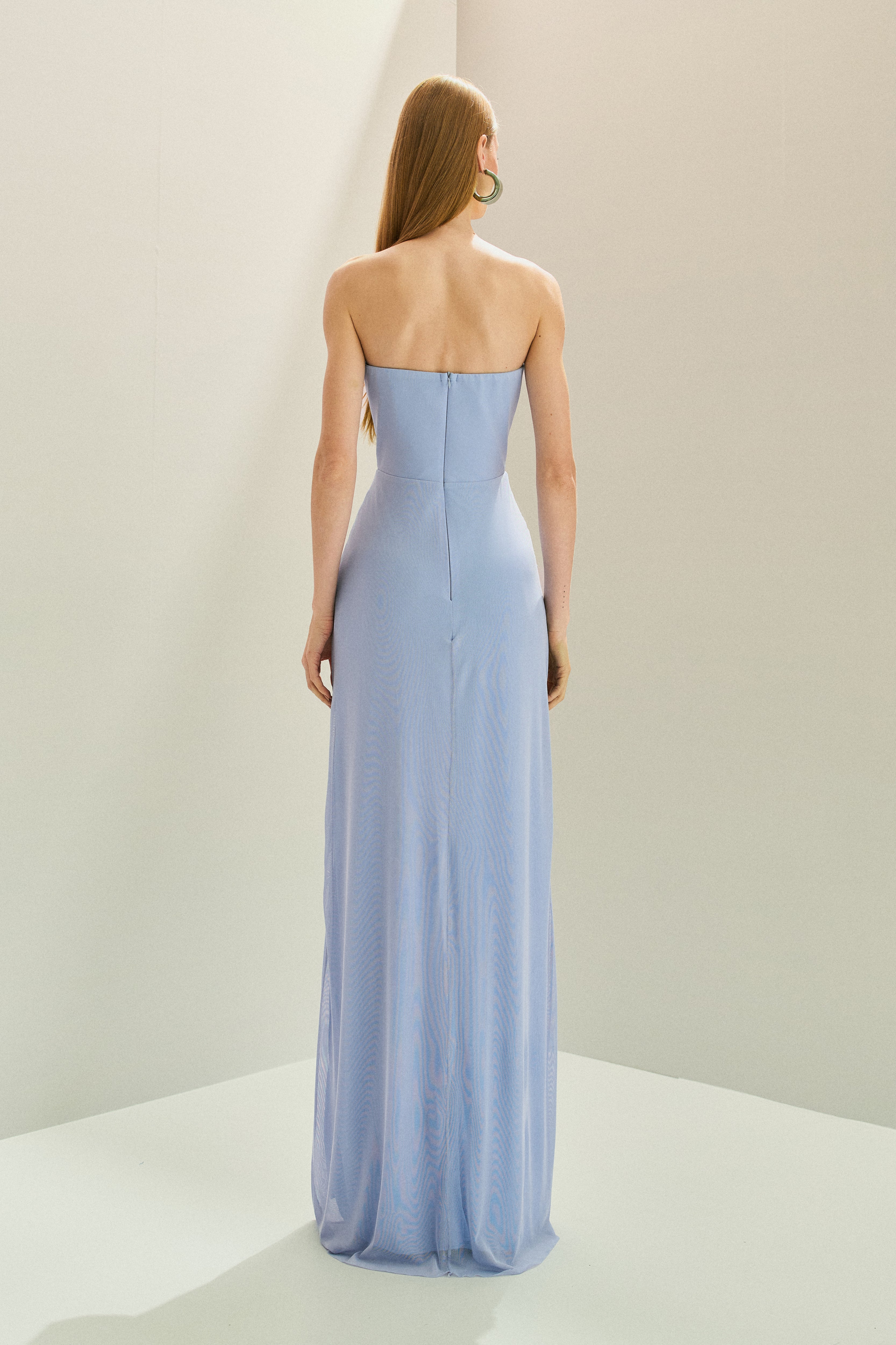 Vestido Longo em Tule com Decote Semi Coração Sem Alças, Busto Estruturado e Drapeado no Quadril - Luar Azul Serenity