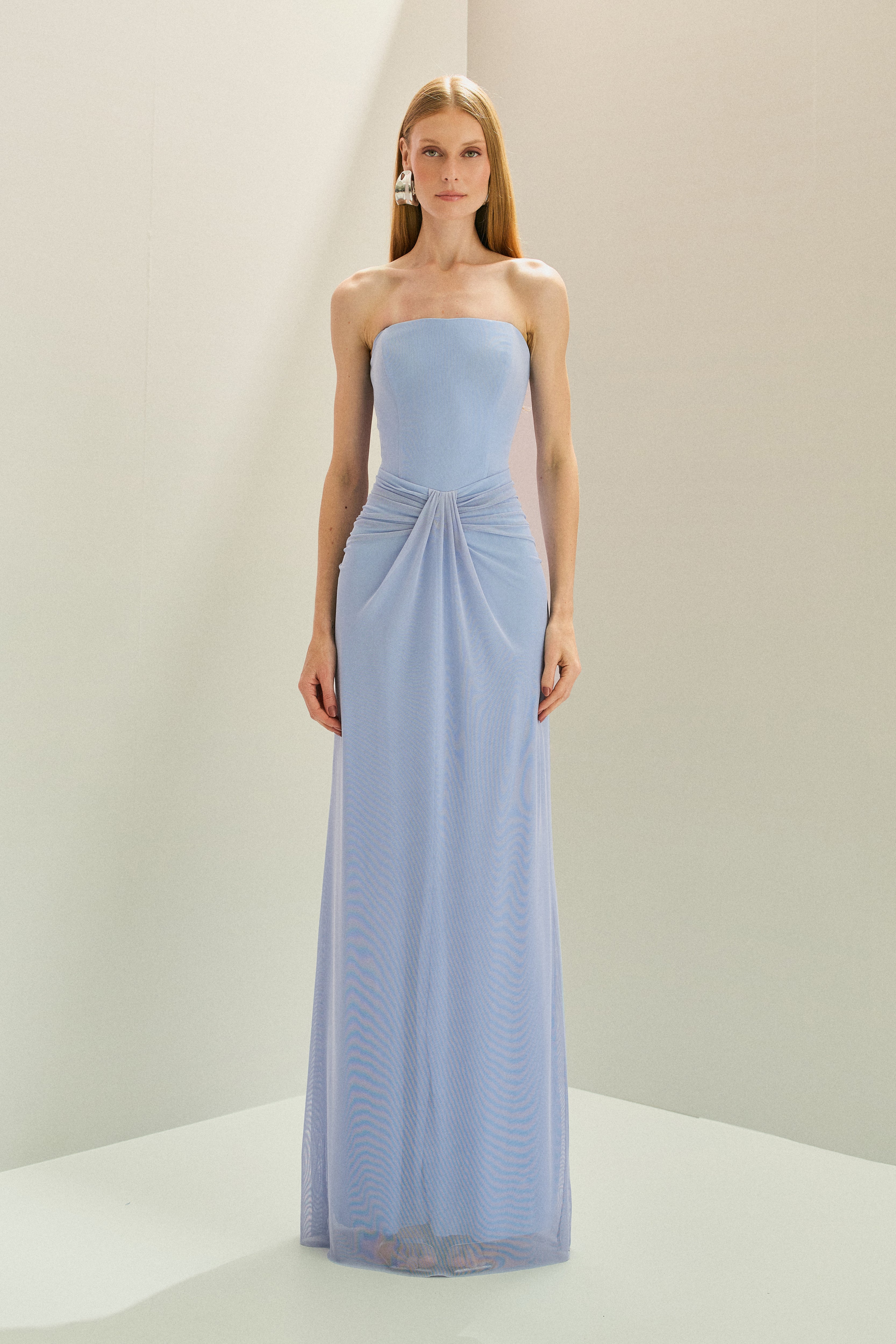 Vestido Longo em Tule com Decote Semi Coração Sem Alças, Busto Estruturado e Drapeado no Quadril - Luar Azul Serenity