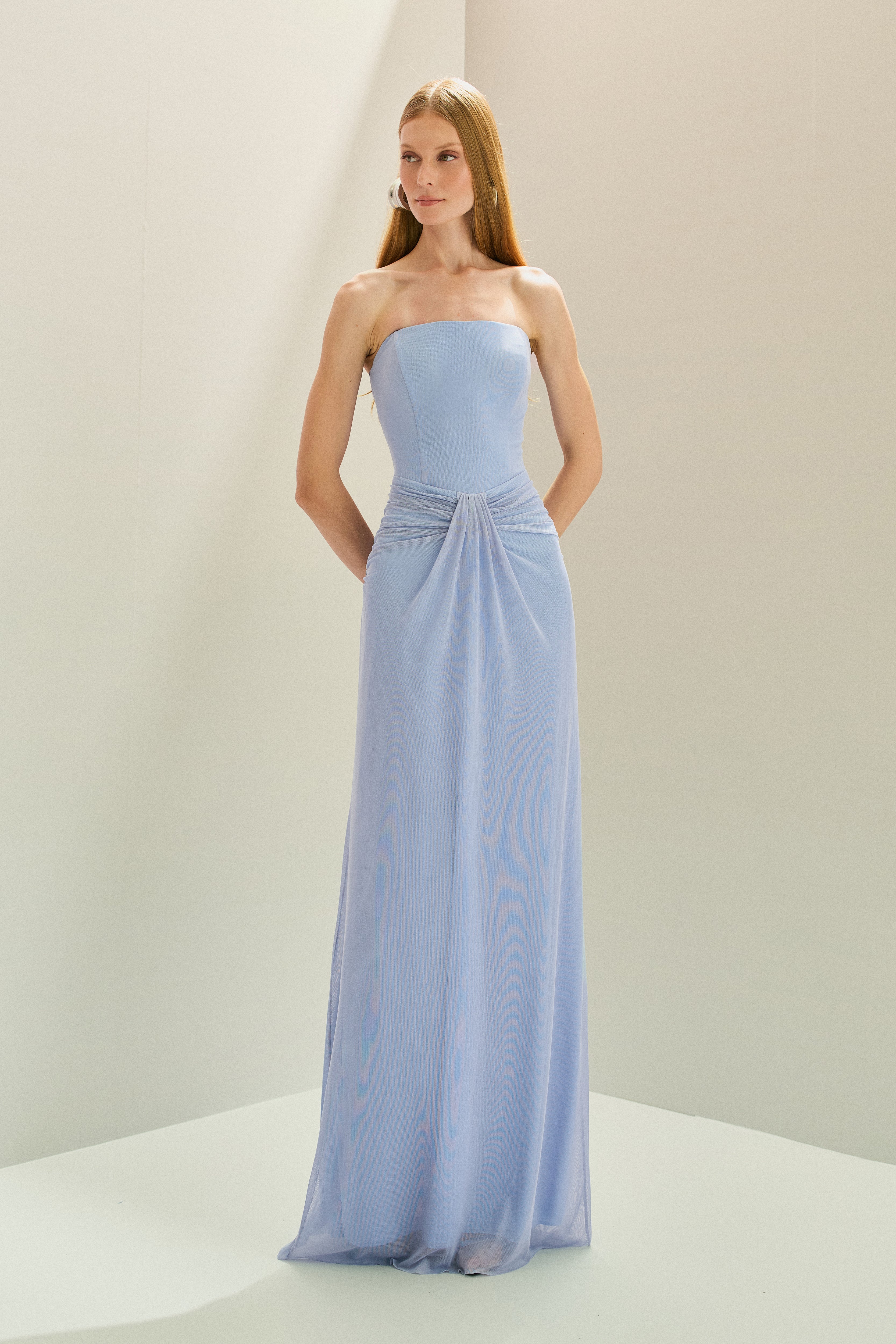 Vestido Longo em Tule com Decote Semi Coração Sem Alças, Busto Estruturado e Drapeado no Quadril - Luar Azul Serenity