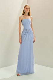 Vestido Longo em Tule com Decote Semi Coração Sem Alças, Busto Estruturado e Drapeado no Quadril - Luar Azul Serenity