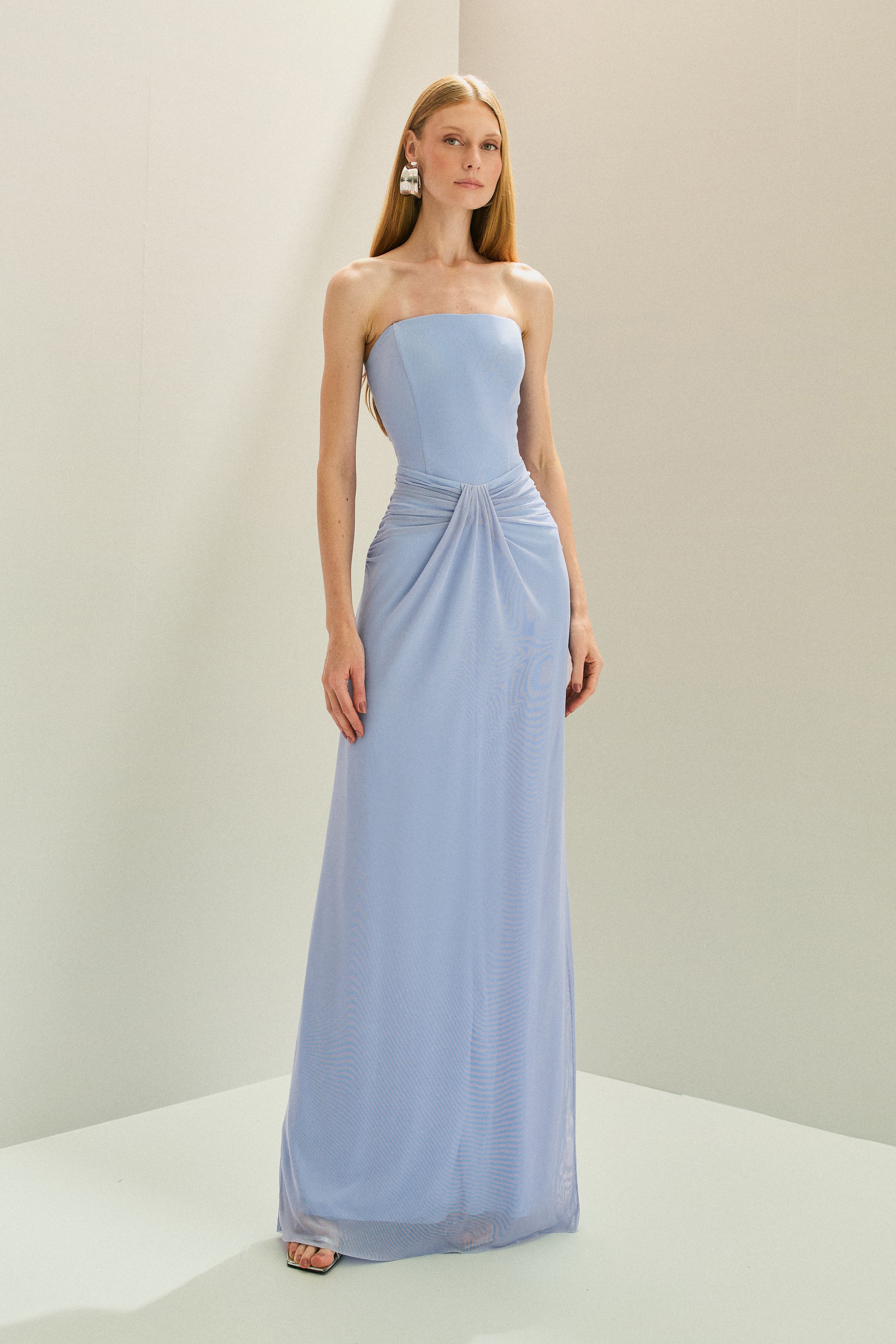 Vestido Longo em Tule com Decote Semi Coração Sem Alças, Busto Estruturado e Drapeado no Quadril - Luar Azul Serenity