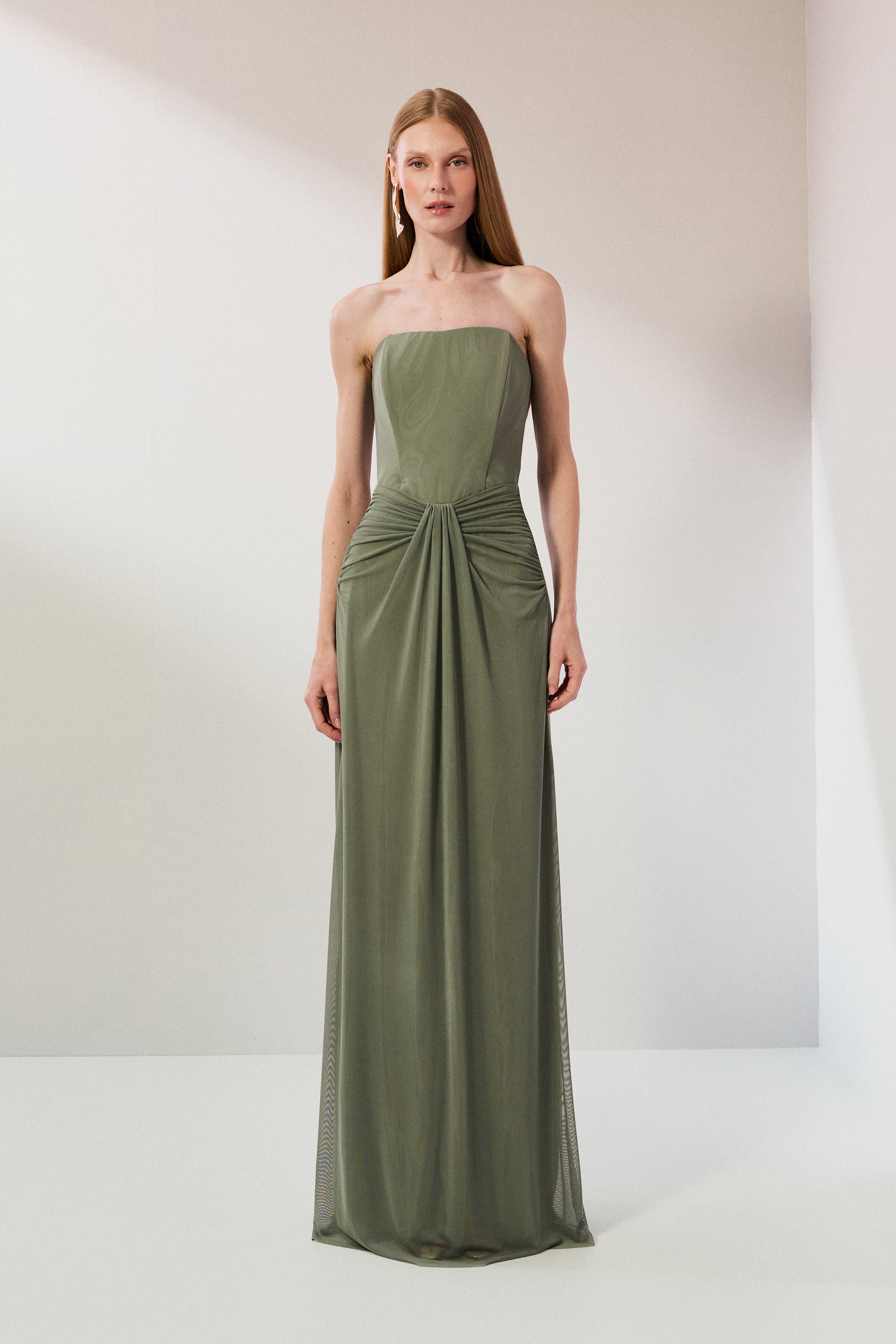 Vestido_Longo_em_Tule_com_Decote_Semi_Coracao_Sem_Alcas_Busto_Estruturado_e_Drapeado_no_Quadril_Luar_Verde_Oliva_Claro1.jpg