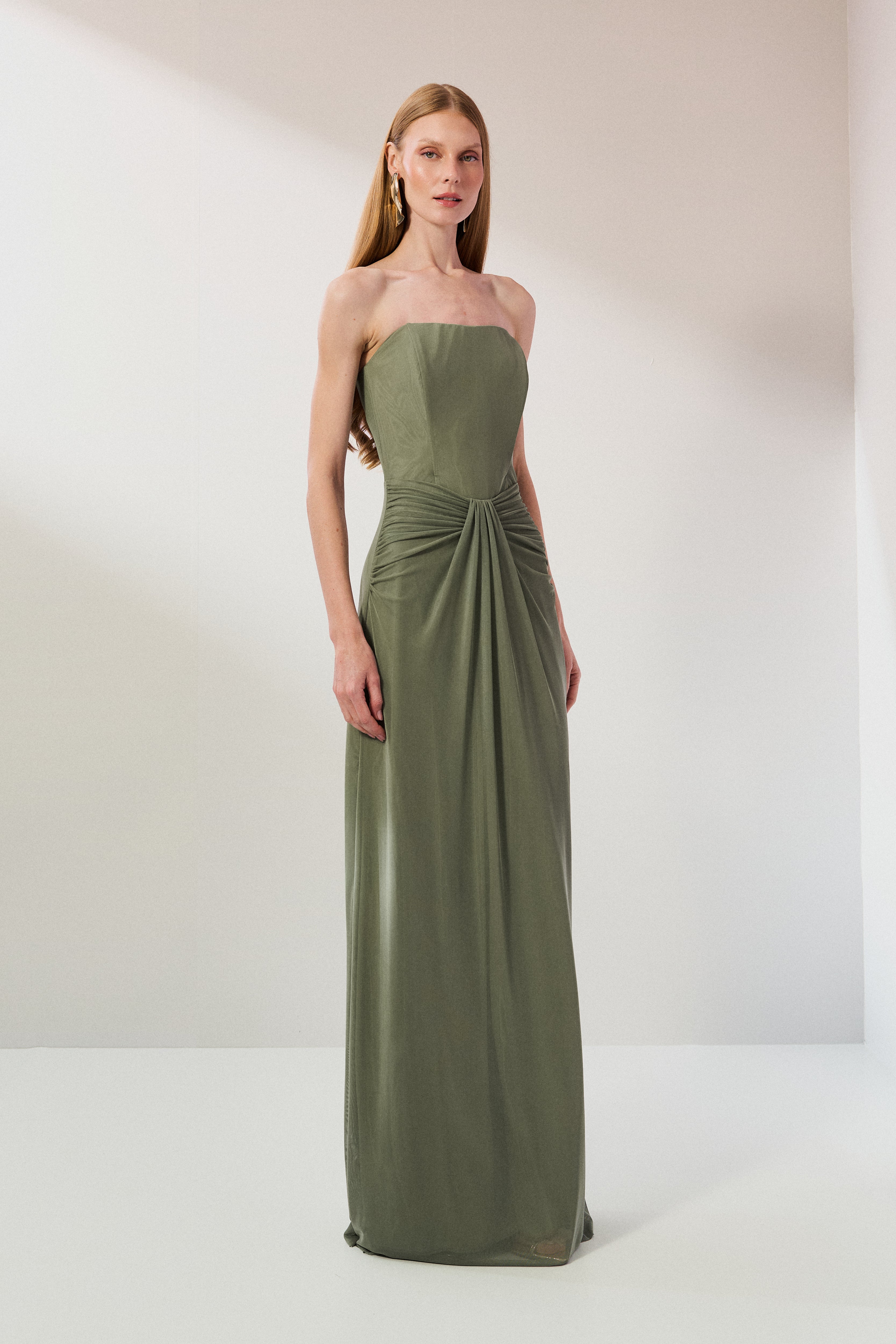 Vestido Longo em Tule com Decote Semi Coração Sem Alças, Busto Estruturado e Drapeado no Quadril - Luar Verde Oliva Claro