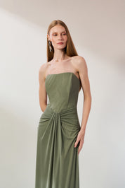 Vestido Longo em Tule com Decote Semi Coração Sem Alças, Busto Estruturado e Drapeado no Quadril - Luar Verde Oliva Claro