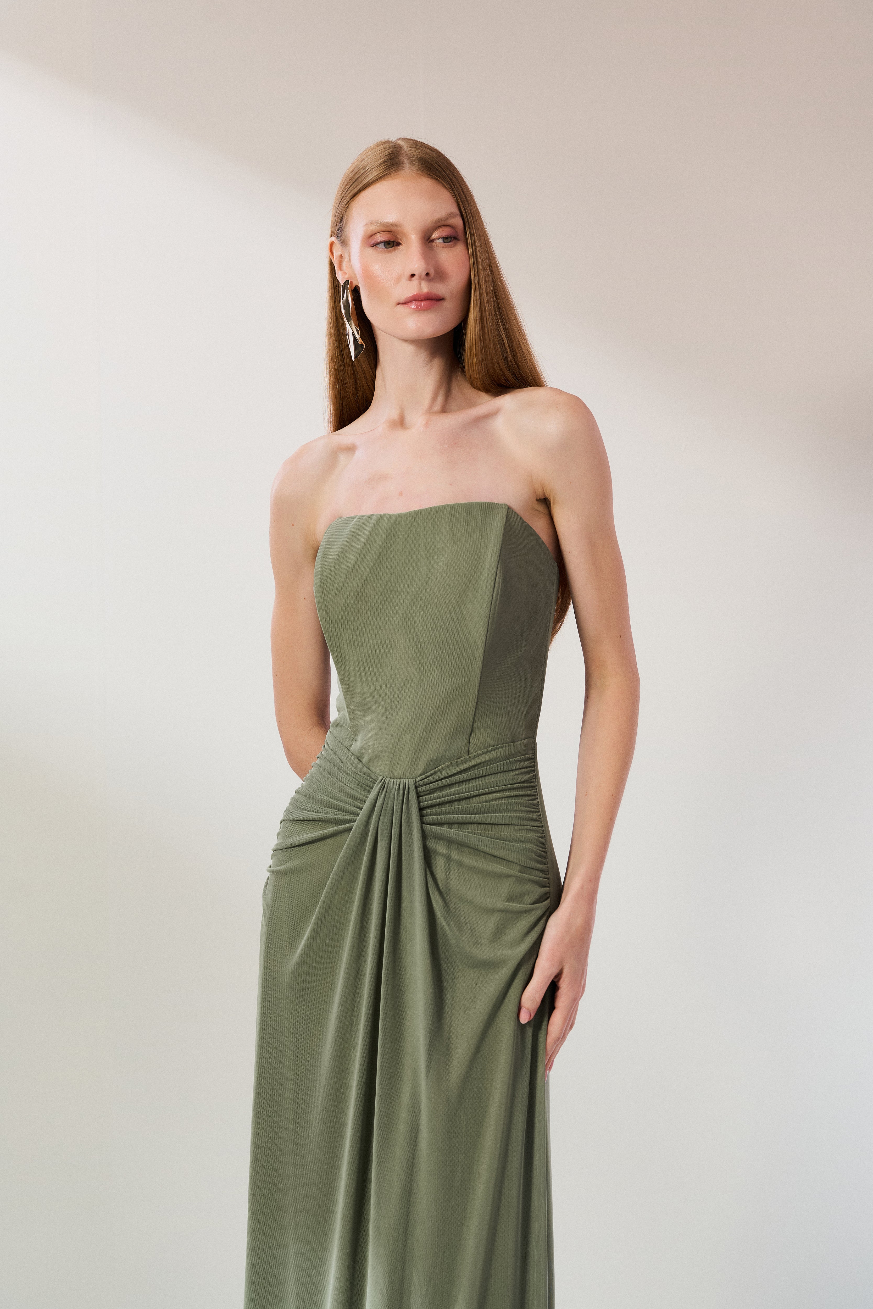 Vestido_Longo_em_Tule_com_Decote_Semi_Coracao_Sem_Alcas_Busto_Estruturado_e_Drapeado_no_Quadril_Luar_Verde_Oliva_Claro3.jpg