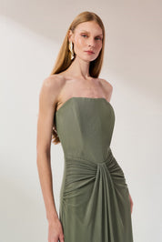 Vestido Longo em Tule com Decote Semi Coração Sem Alças, Busto Estruturado e Drapeado no Quadril - Luar Verde Oliva Claro