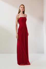 Vestido Longo em Tule com Decote Semi Coração Sem Alças, Busto Estruturado e Drapeado no Quadril - Luar Vermelho