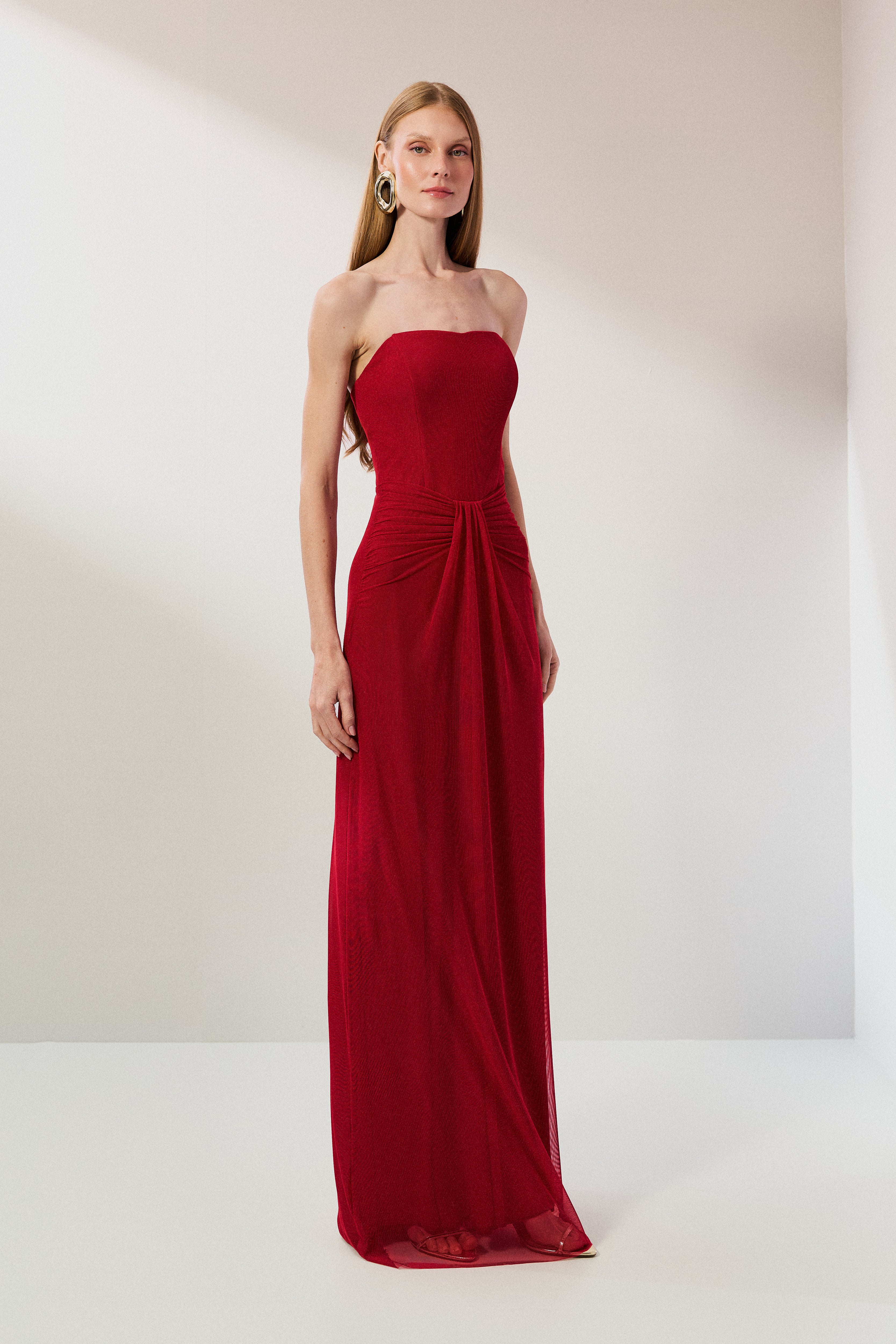 Vestido Longo em Tule com Decote Semi Coração Sem Alças, Busto Estruturado e Drapeado no Quadril - Luar Vermelho