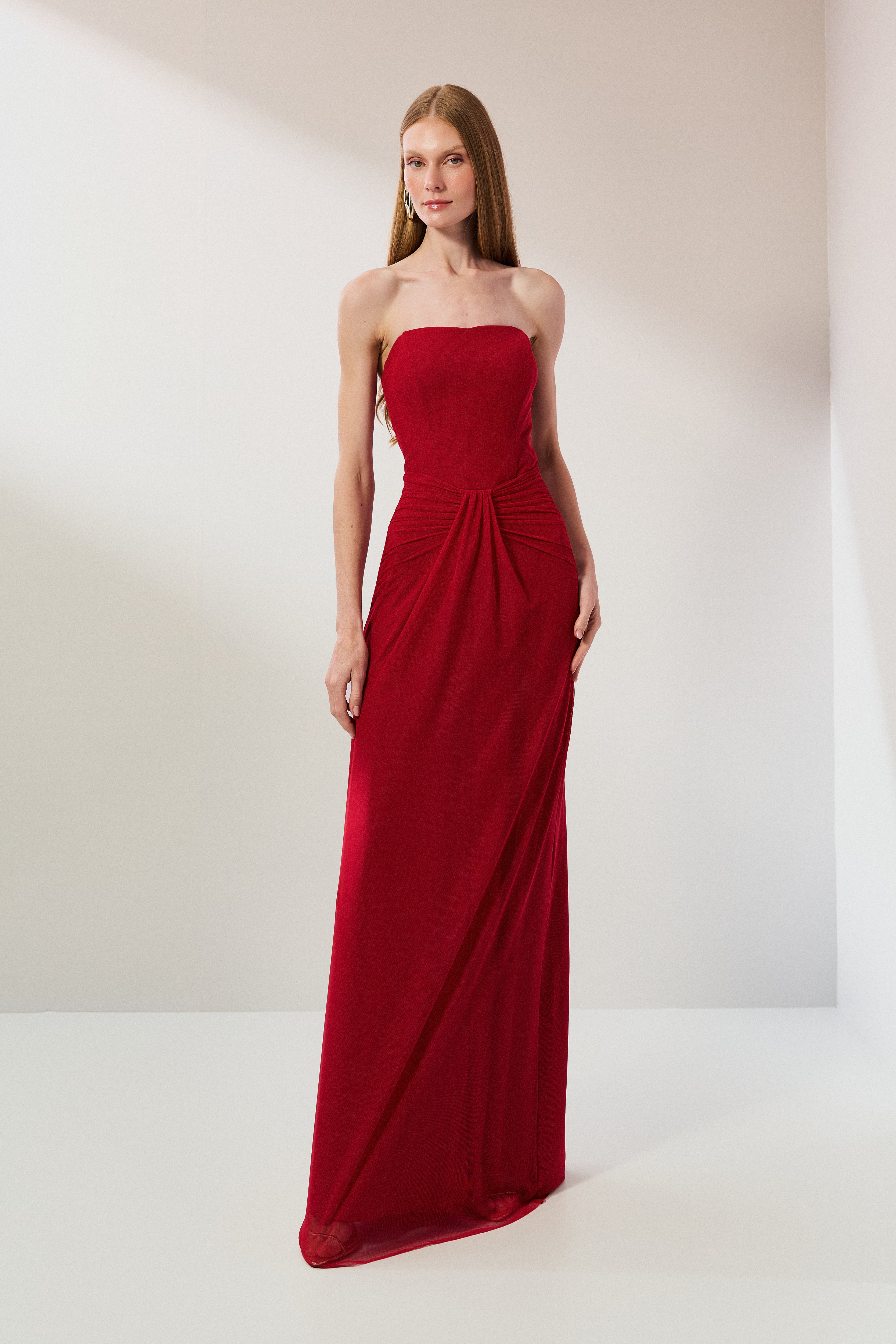 Vestido Longo em Tule com Decote Semi Coração Sem Alças, Busto Estruturado e Drapeado no Quadril - Luar Vermelho