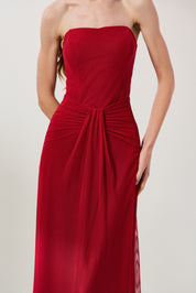 Vestido Longo em Tule com Decote Semi Coração Sem Alças, Busto Estruturado e Drapeado no Quadril - Luar Vermelho