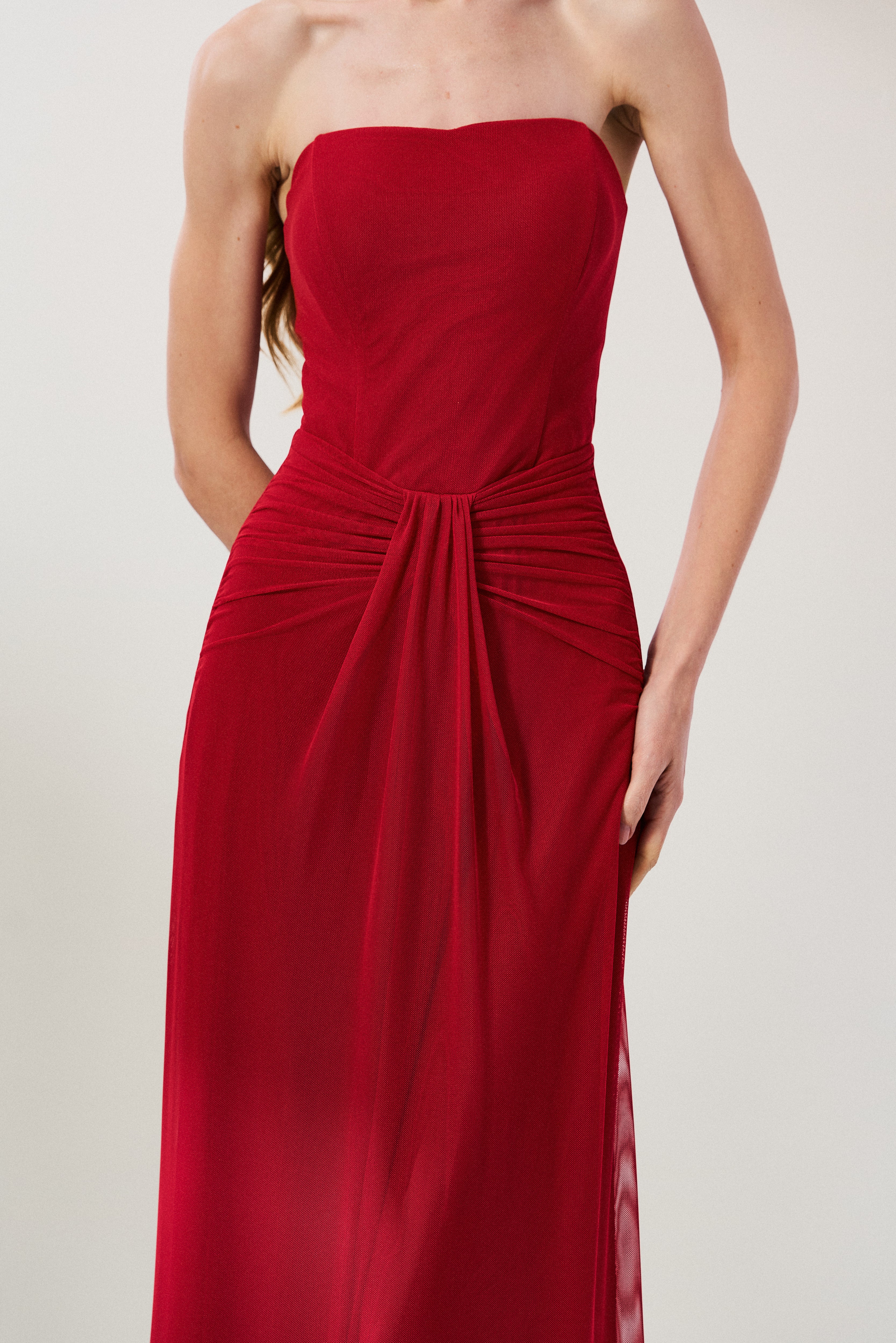Vestido Longo em Tule com Decote Semi Coração Sem Alças, Busto Estruturado e Drapeado no Quadril - Luar Vermelho