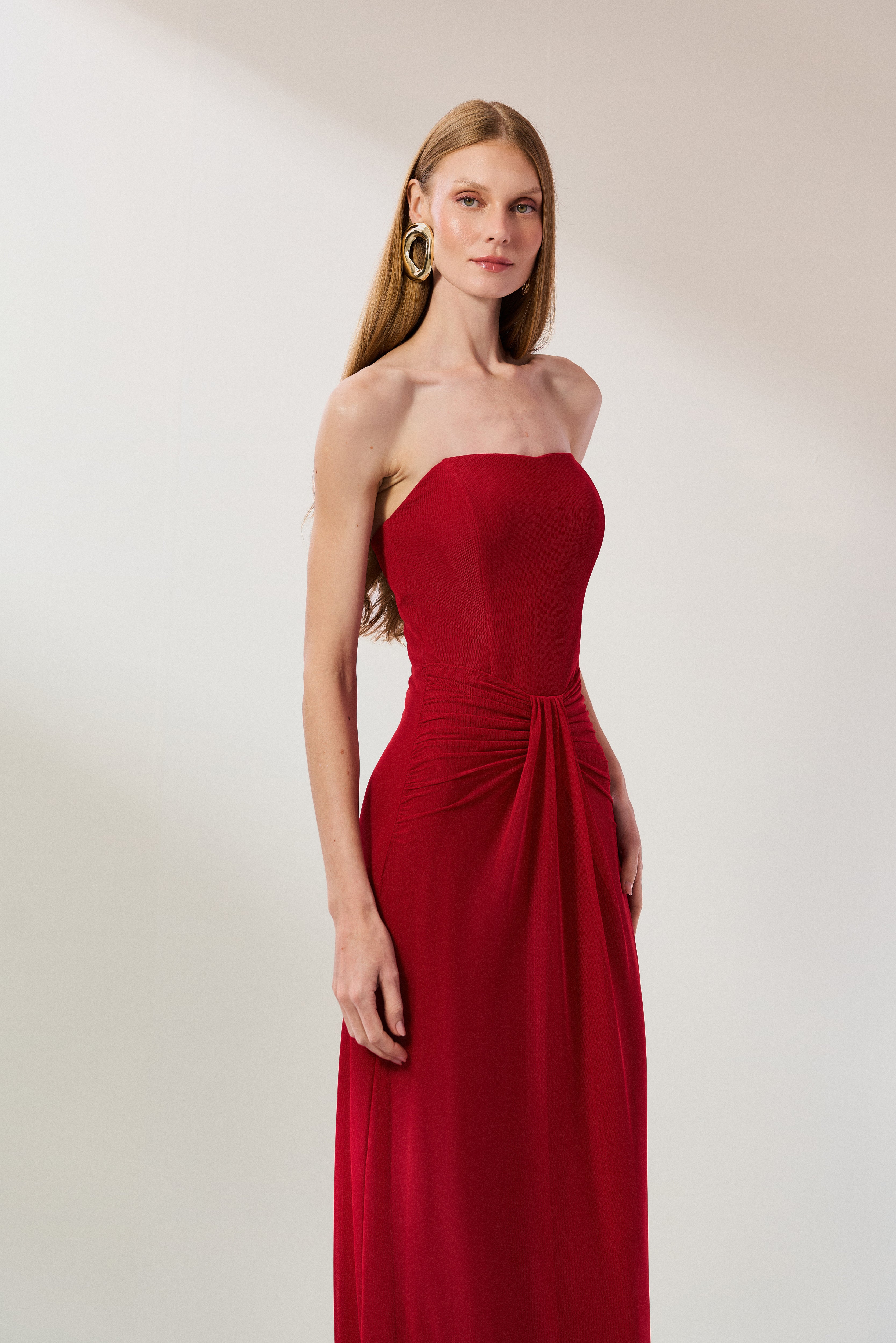 Vestido Longo em Tule com Decote Semi Coração Sem Alças, Busto Estruturado e Drapeado no Quadril - Luar Vermelho