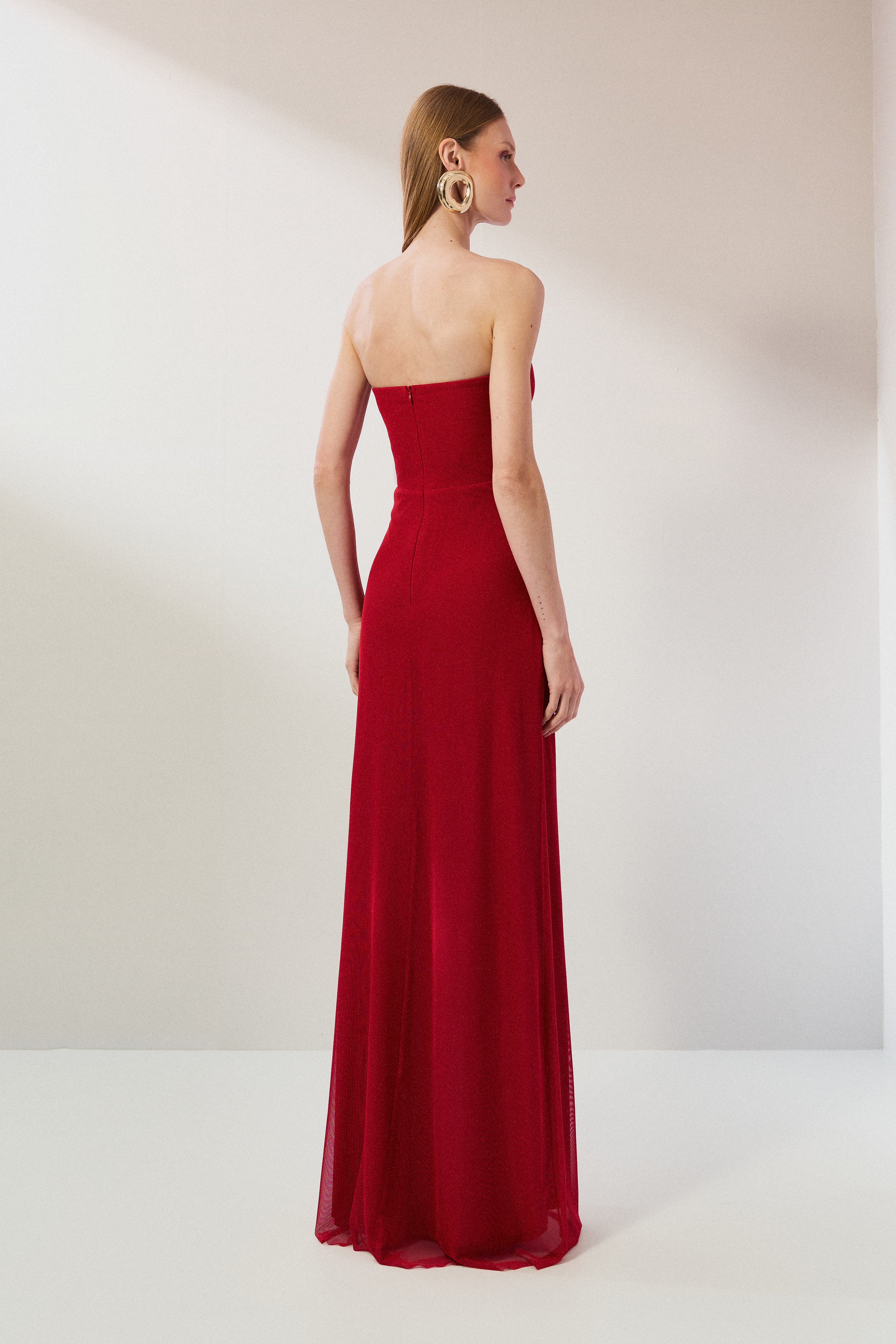 Vestido Longo em Tule com Decote Semi Coração Sem Alças, Busto Estruturado e Drapeado no Quadril - Luar Vermelho