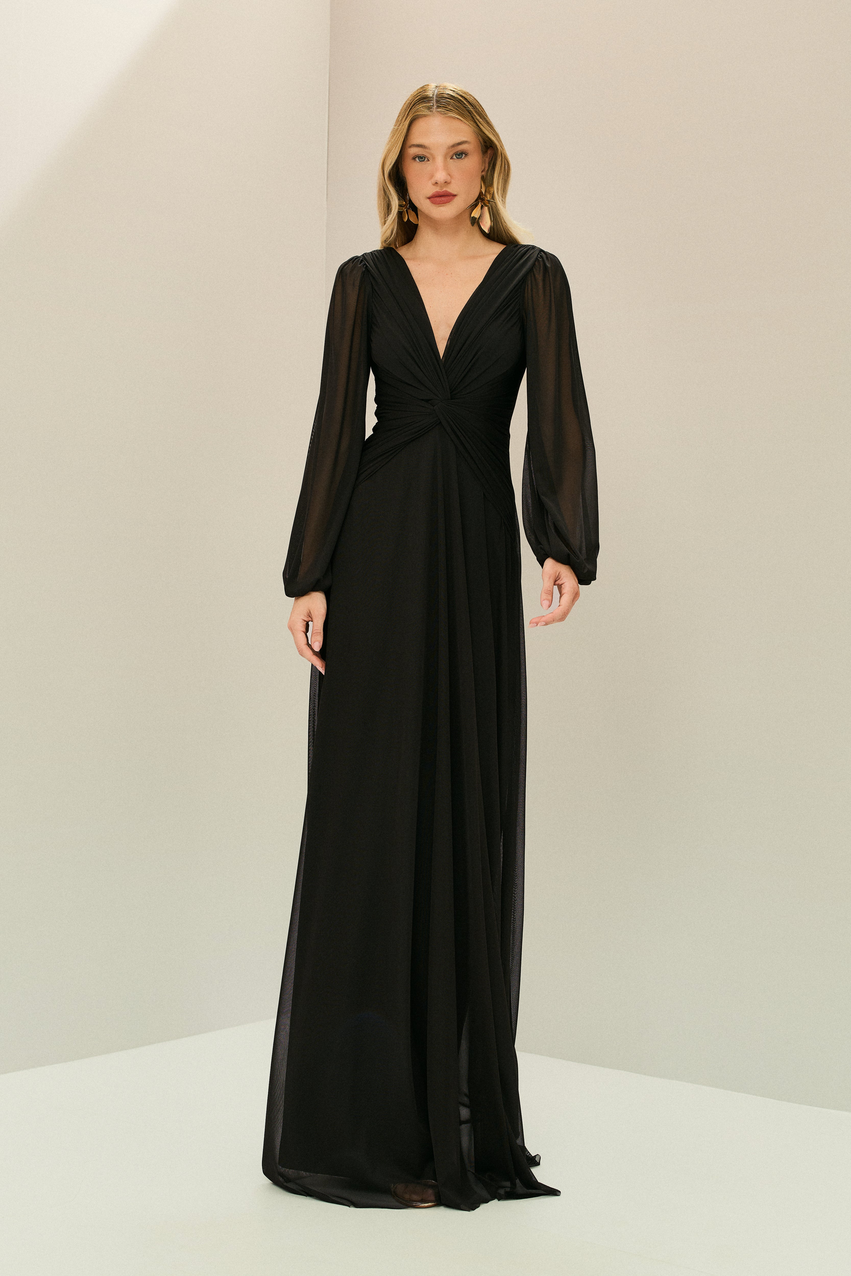 Vestido Longo em Tule com Decote V, Nó e Drapeado Frontal, Mangas Longas - Macau Preto