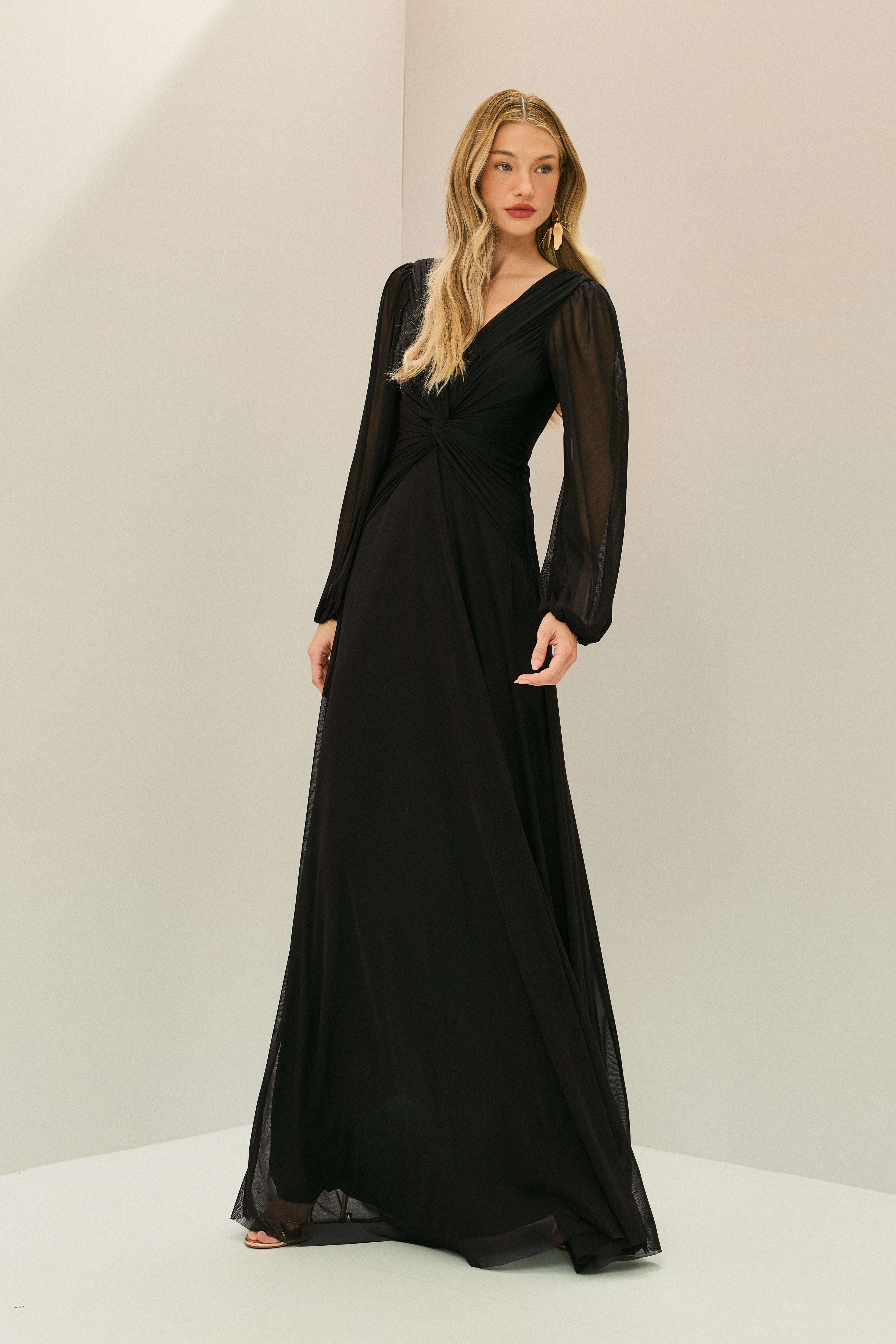 Vestido_Longo_em_Tule_com_Decote_V_No_e_Drapeado_Frontal_Mangas_Longas_Macau_Preto2.jpg