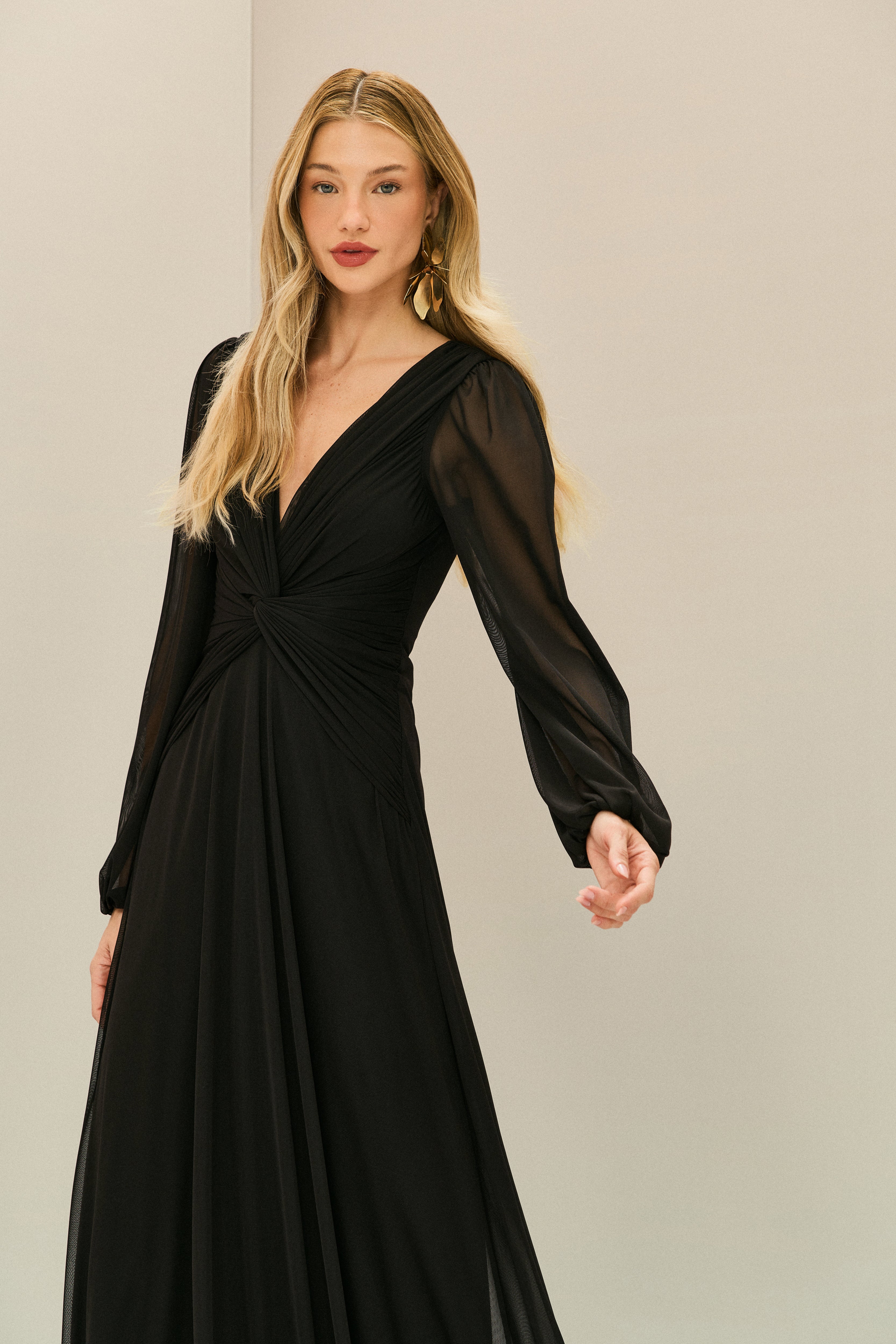 Vestido Longo em Tule com Decote V, Nó e Drapeado Frontal, Mangas Longas - Macau Preto