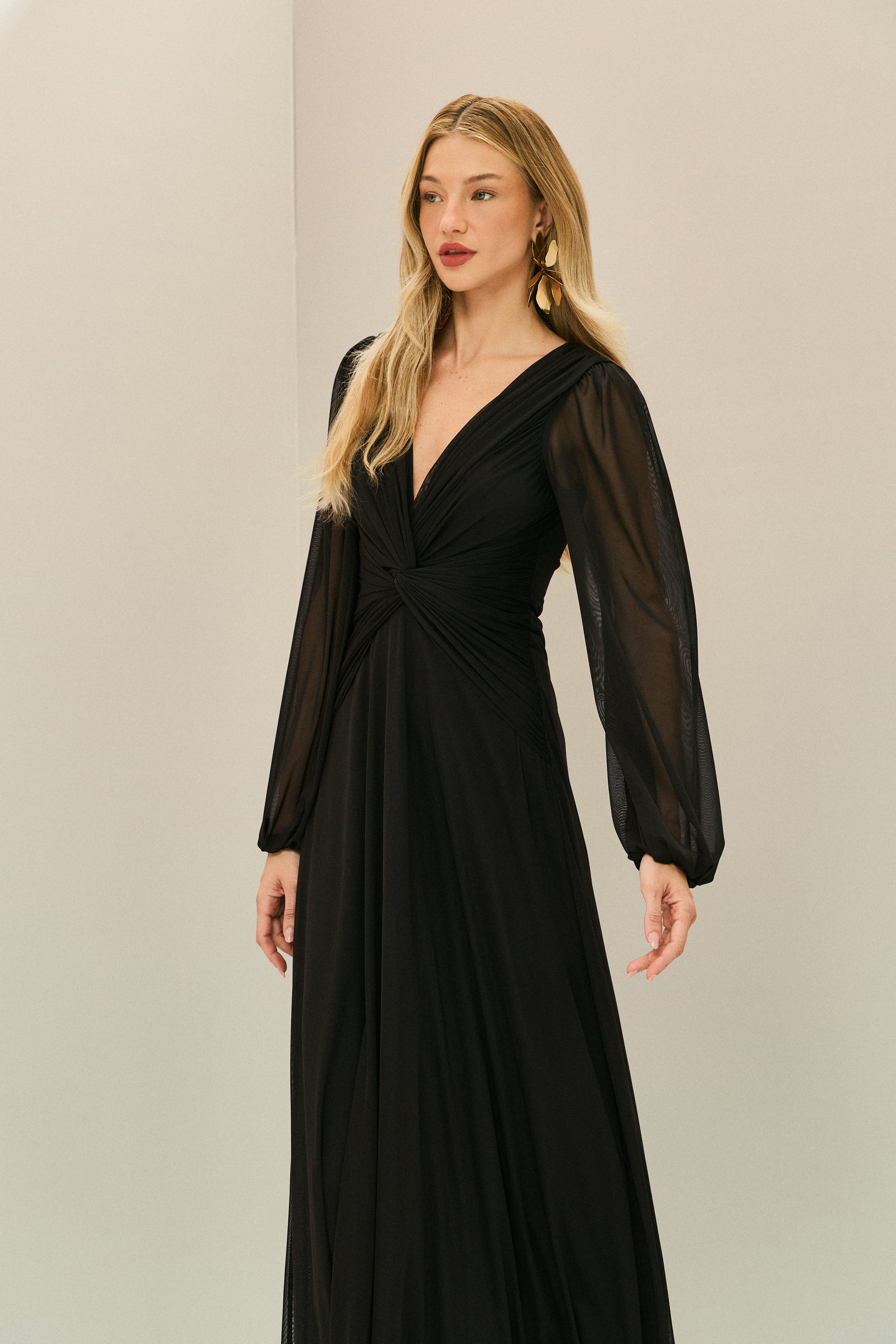 Vestido Longo em Tule com Decote V, Nó e Drapeado Frontal, Mangas Longas - Macau Preto