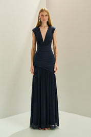 Vestido Longo em Tule com Decote V Profundo, Quadril Assimétrico Franzido e Saia Ampla - Brazia Azul Marinho