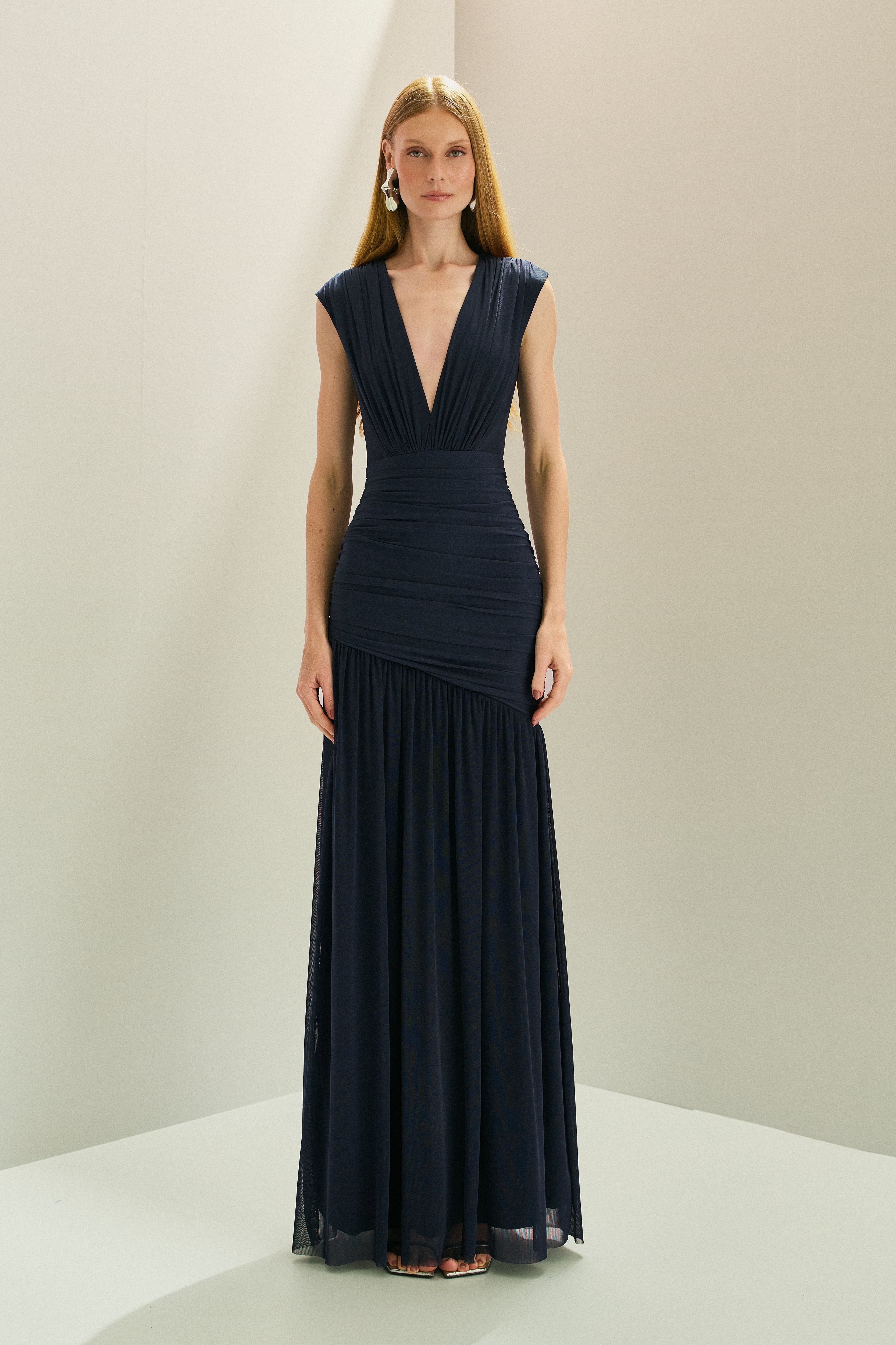 Vestido Longo em Tule com Decote V Profundo, Quadril Assimétrico Franzido e Saia Ampla - Brazia Azul Marinho