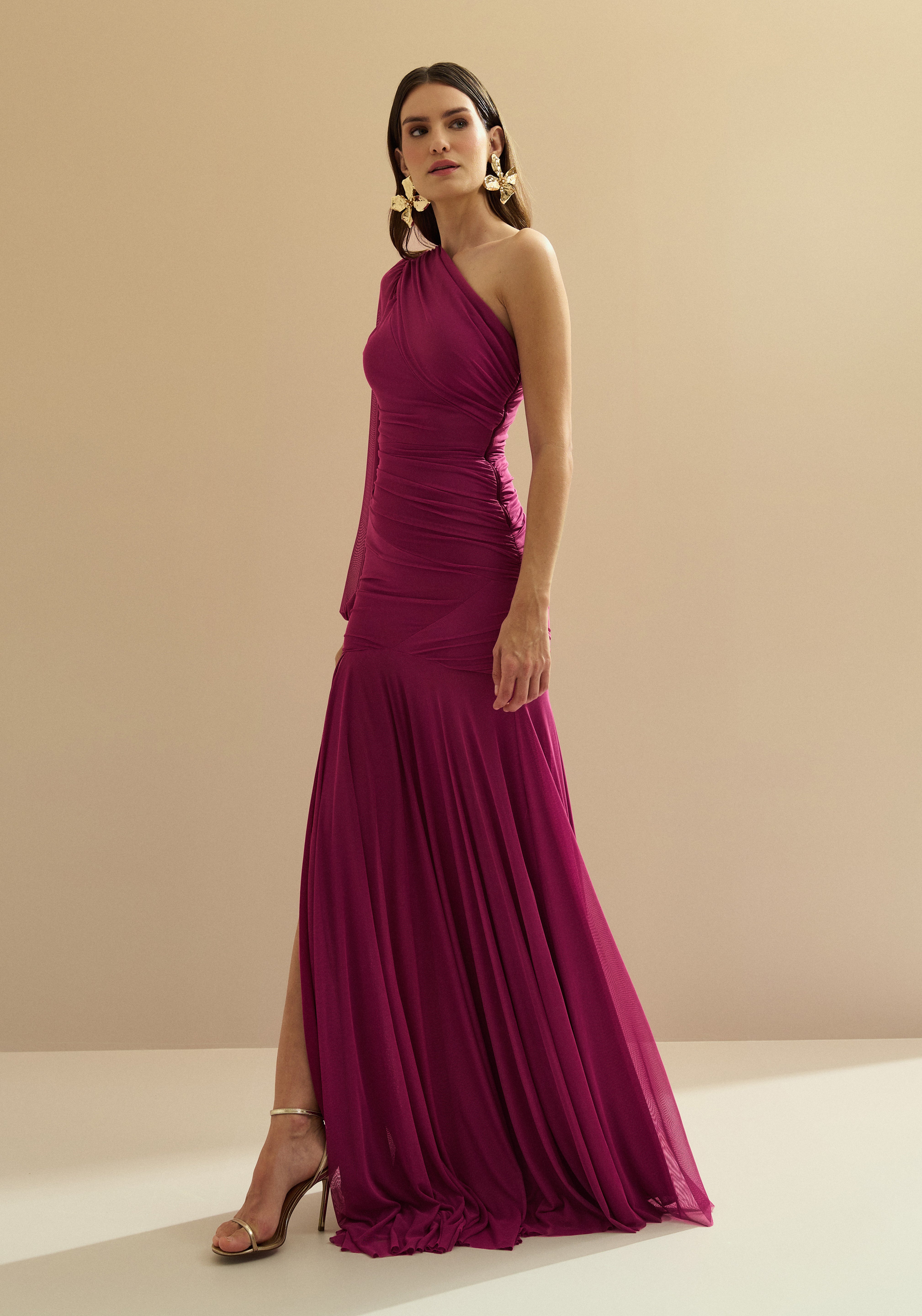 Vestido Longo em Tule com Decote de Ombro Único, Drapeados e Shape Sereia - Amsterdã Fúcsia