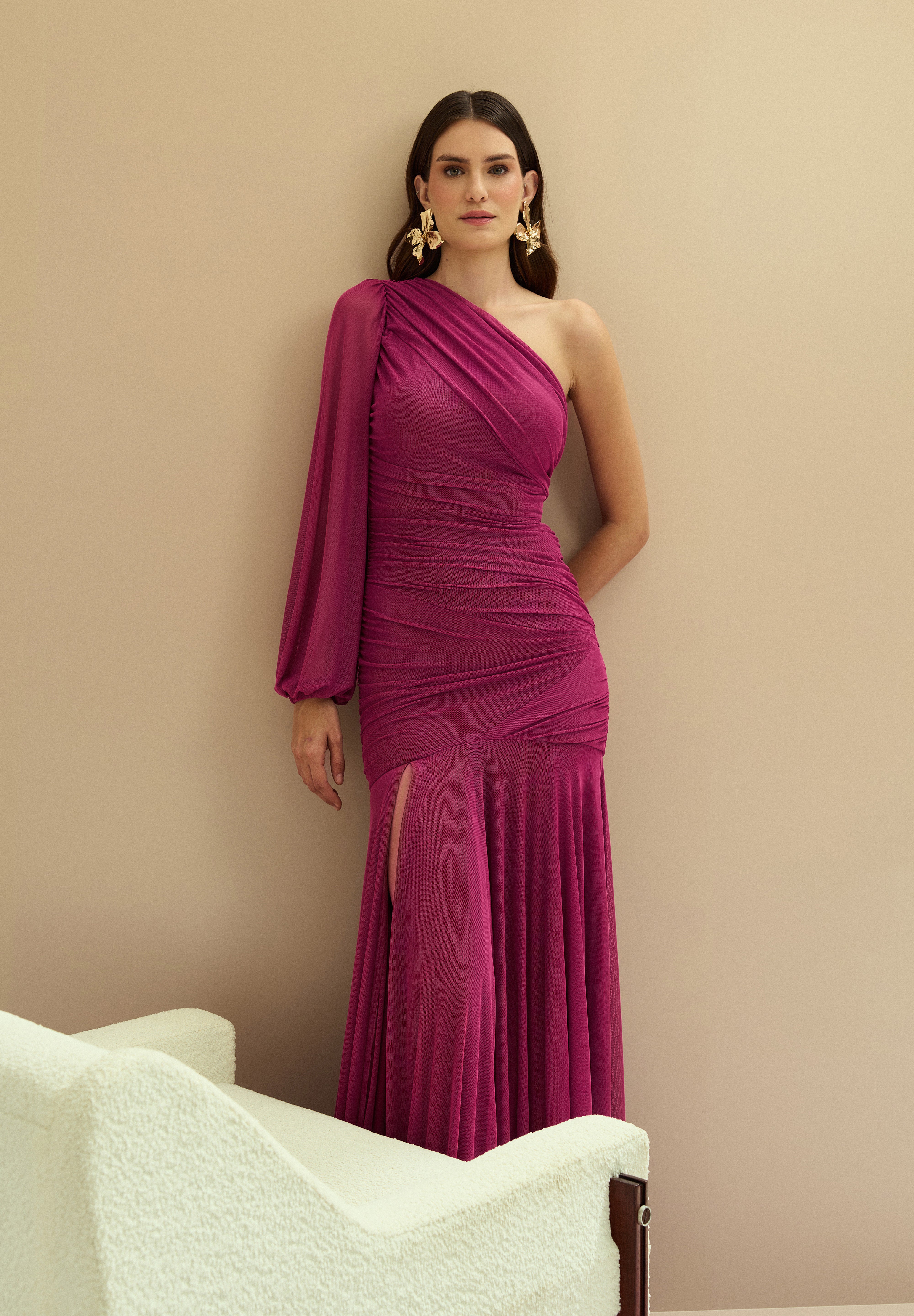 Vestido Longo em Tule com Decote de Ombro Único, Drapeados e Shape Sereia - Amsterdã Fúcsia