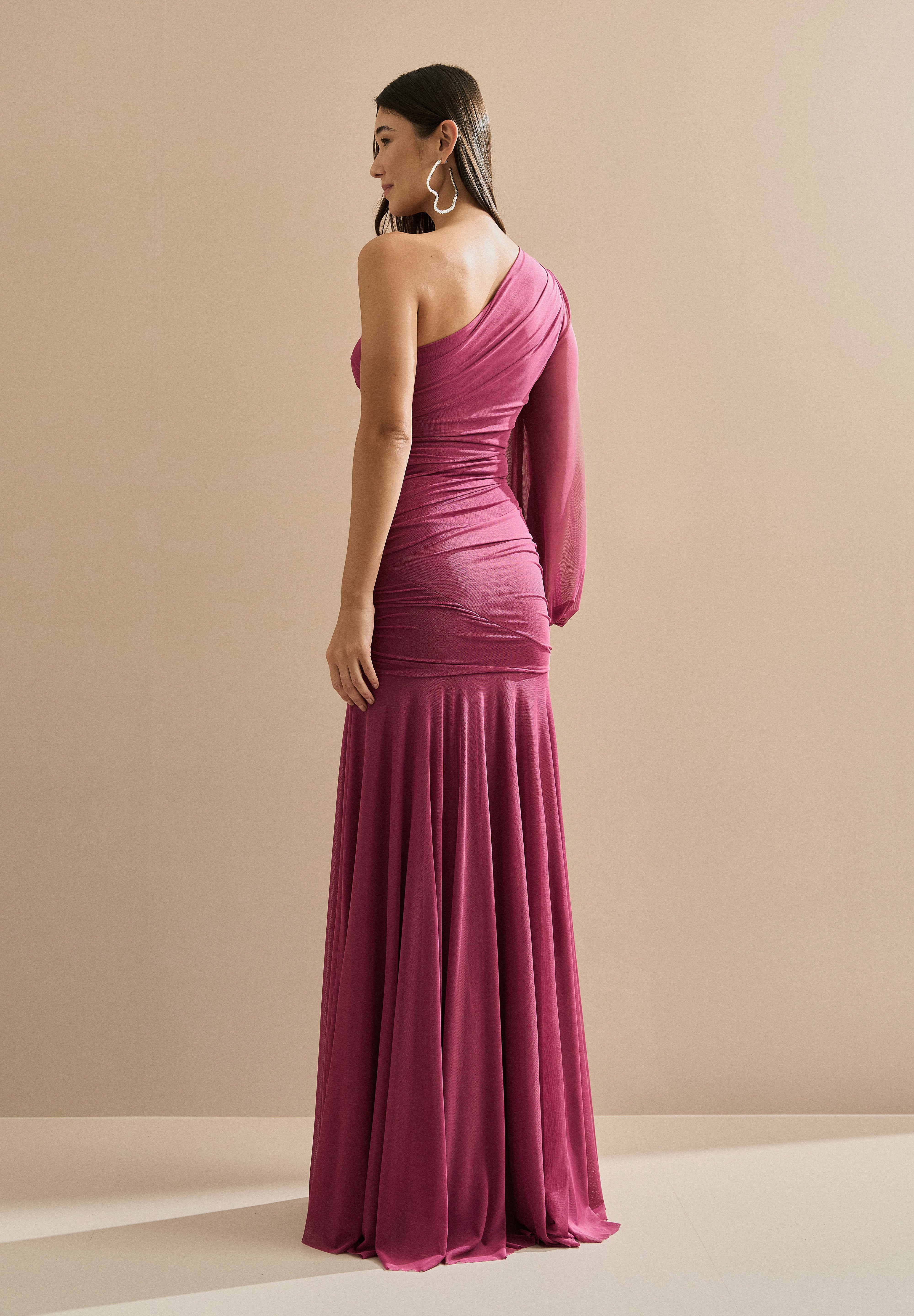 Vestido Longo em Tule com Decote de Ombro Único, Drapeados e Shape Sereia - Amsterdã Fúcsia