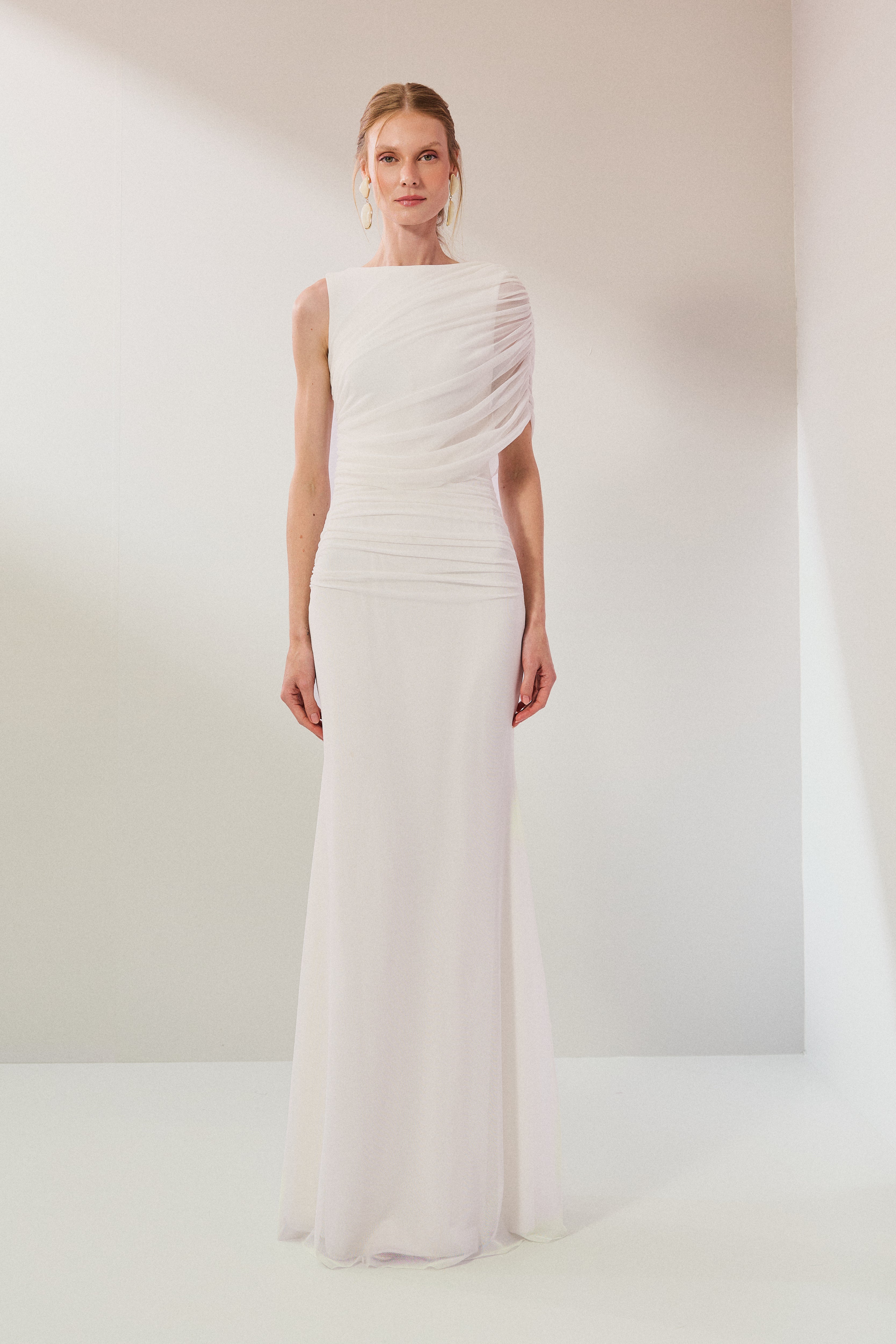 Vestido Longo em Tule com Drapeado Assimétrico na Manga e Cintura - Nanda Off White