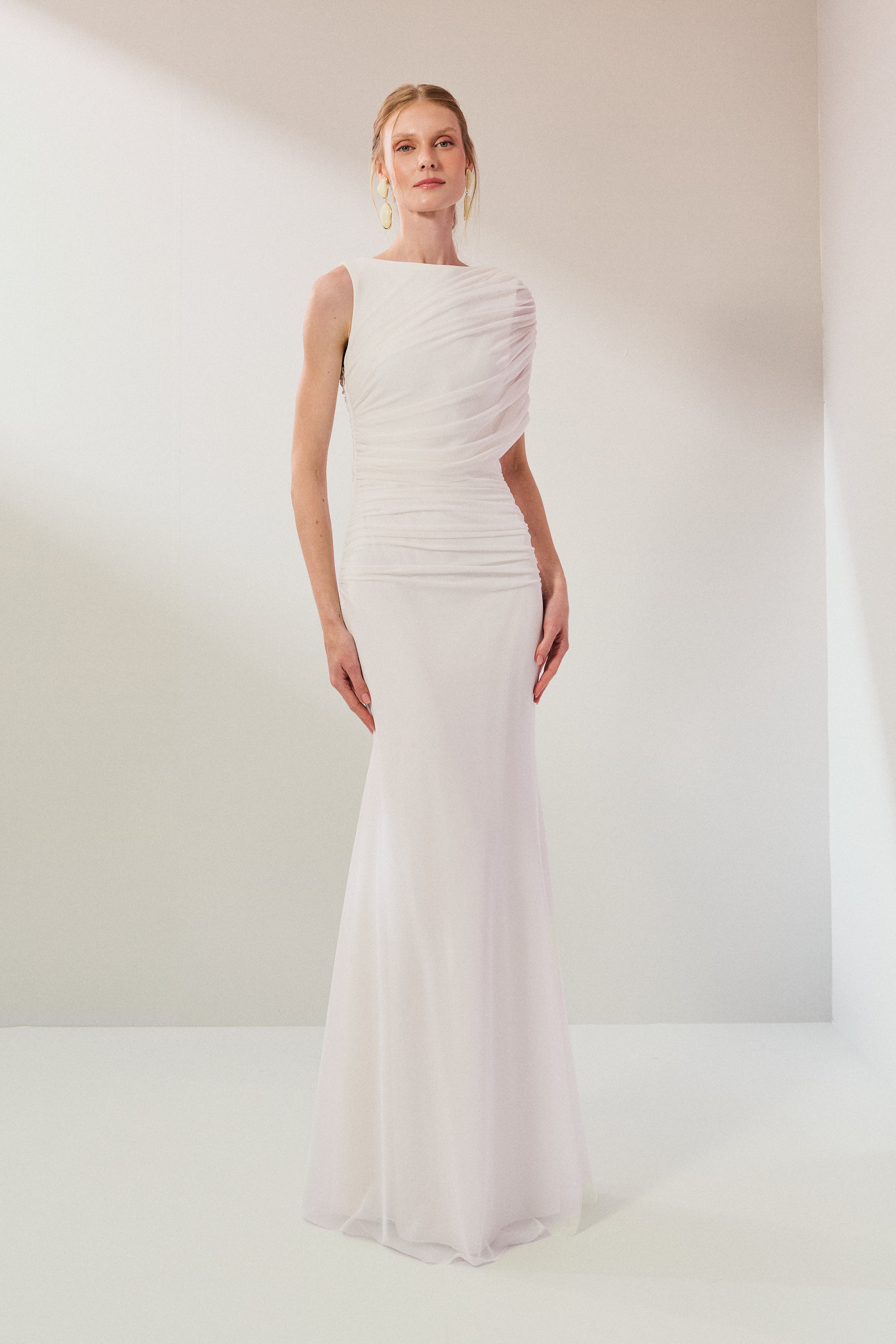 Vestido Longo em Tule com Drapeado Assimétrico na Manga e Cintura - Nanda Off White