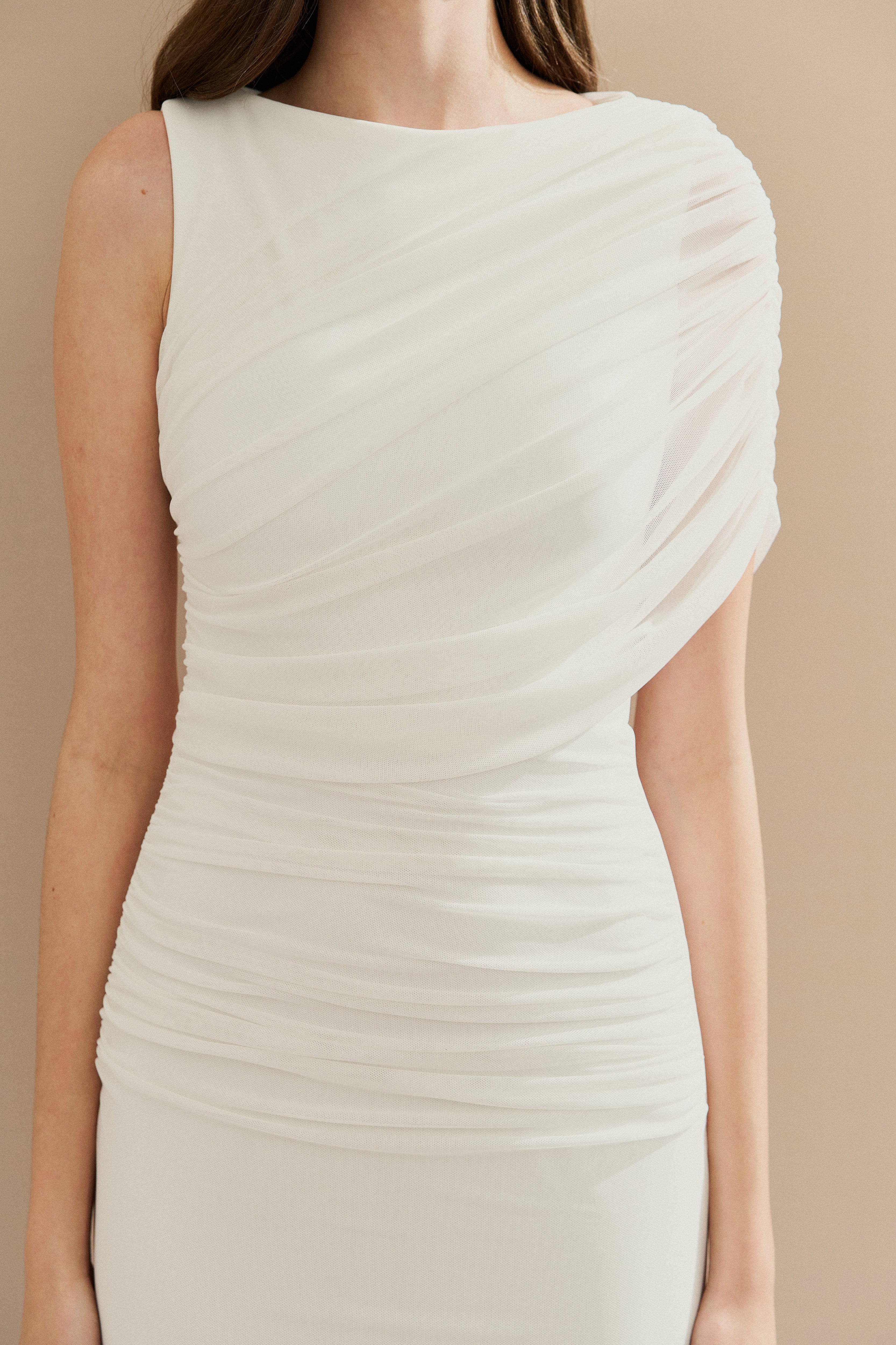 Vestido Longo em Tule com Drapeado Assimétrico na Manga e Cintura - Nanda Off White