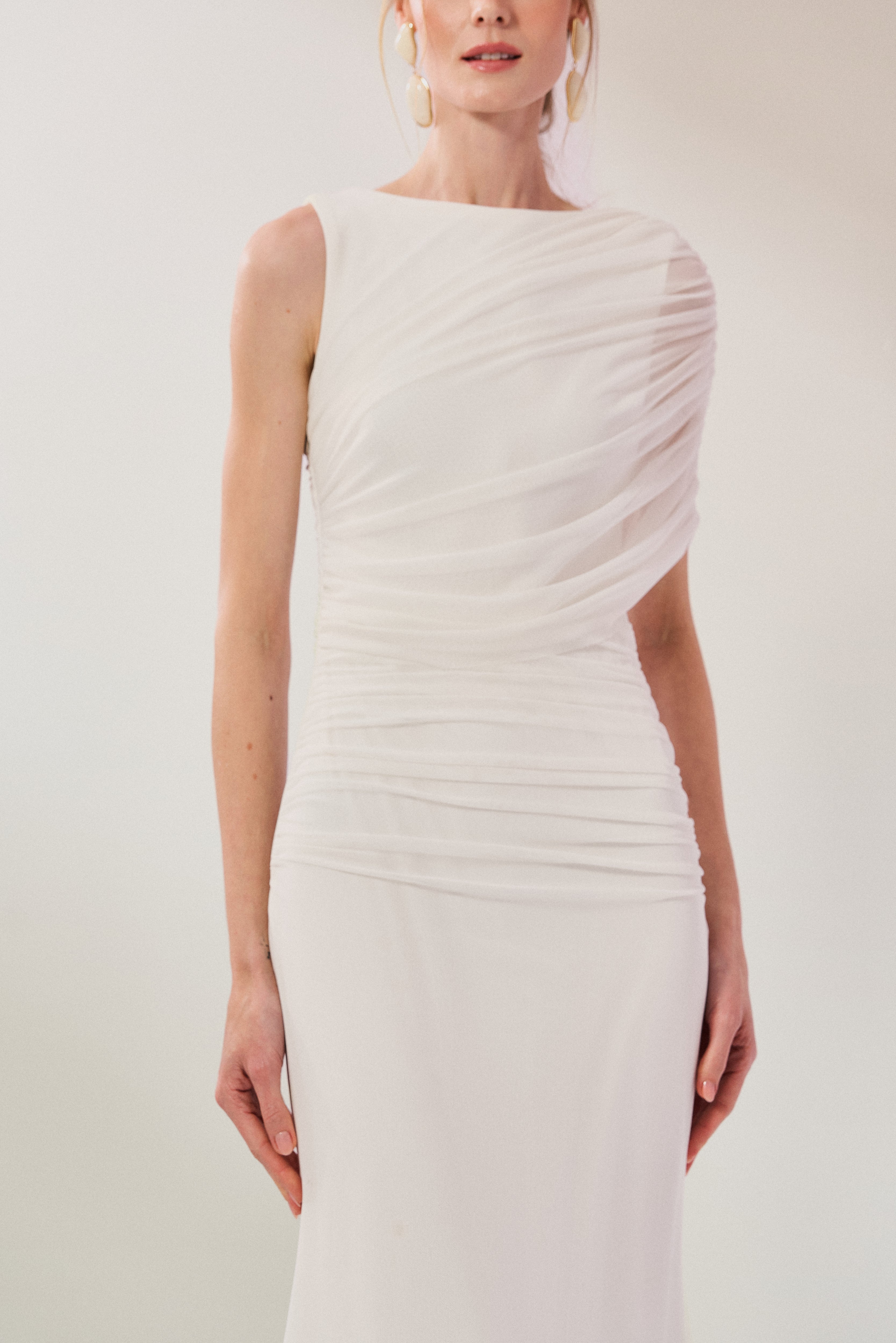 Vestido Longo em Tule com Drapeado Assimétrico na Manga e Cintura - Nanda Off White