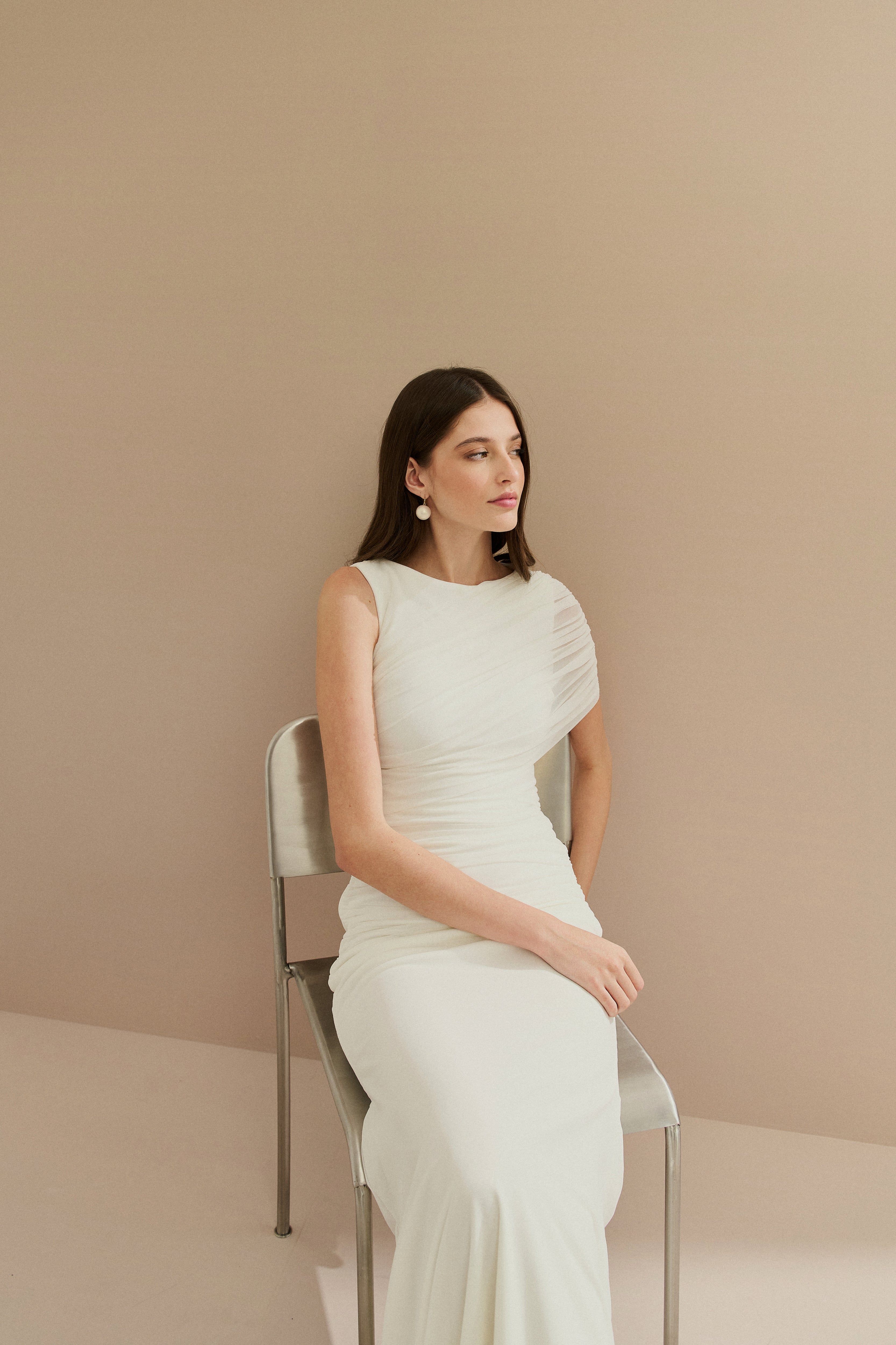 Vestido Longo em Tule com Drapeado Assimétrico na Manga e Cintura - Nanda Off White