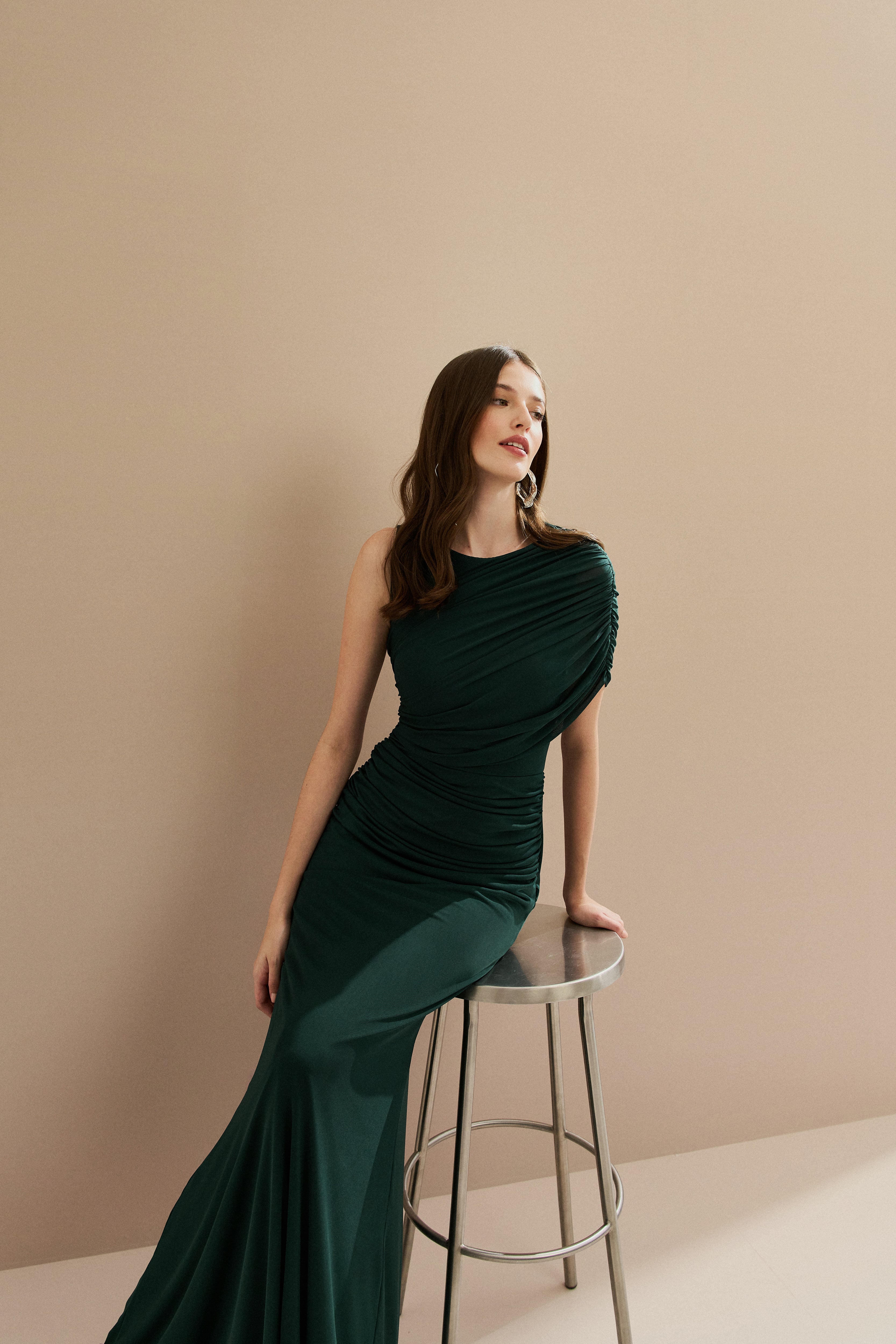 Vestido Longo em Tule com Drapeado Assimétrico na Manga e Cintura - Nanda Verde Bandeira Escuro