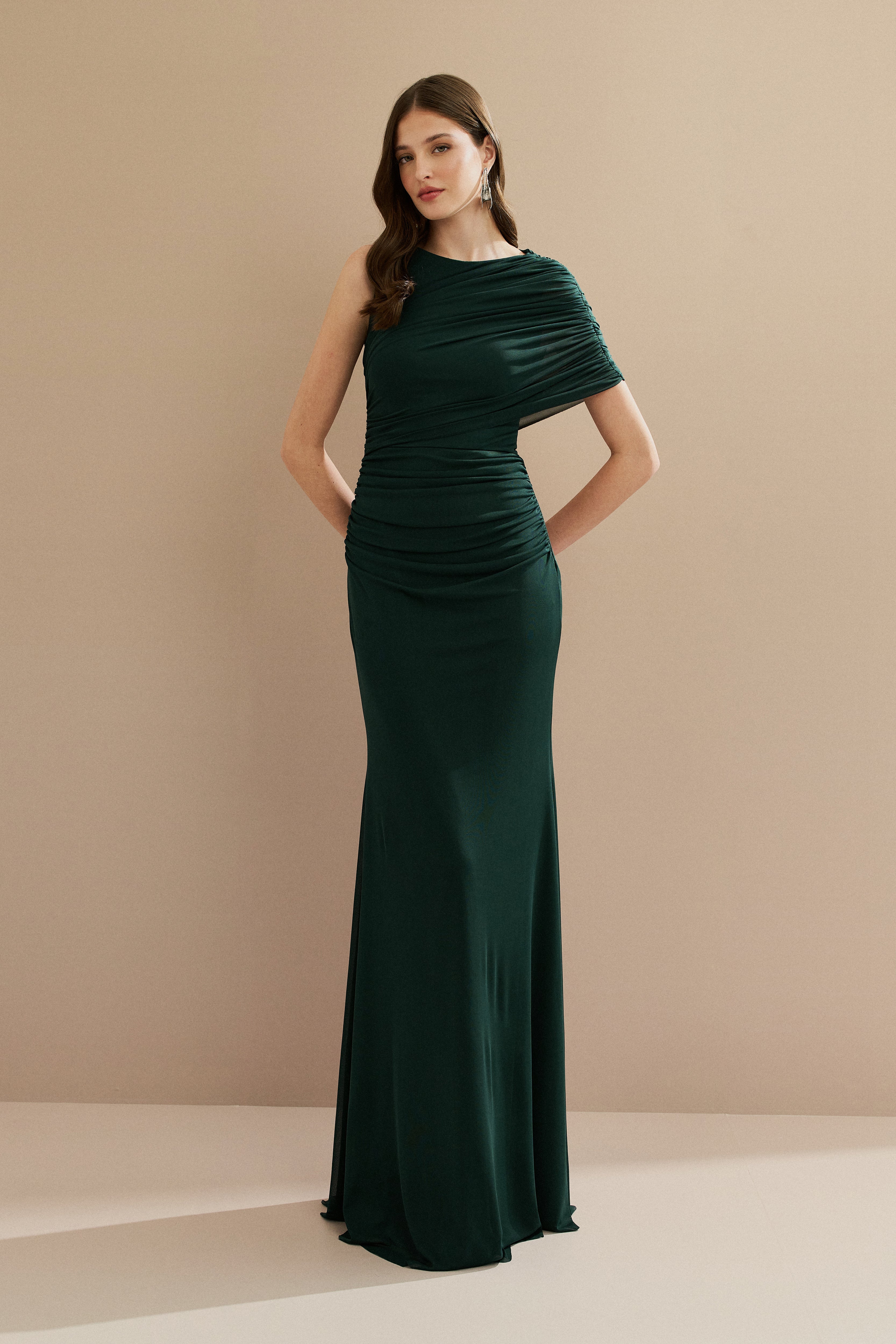 Vestido Longo em Tule com Drapeado Assimétrico na Manga e Cintura - Nanda Verde Bandeira Escuro