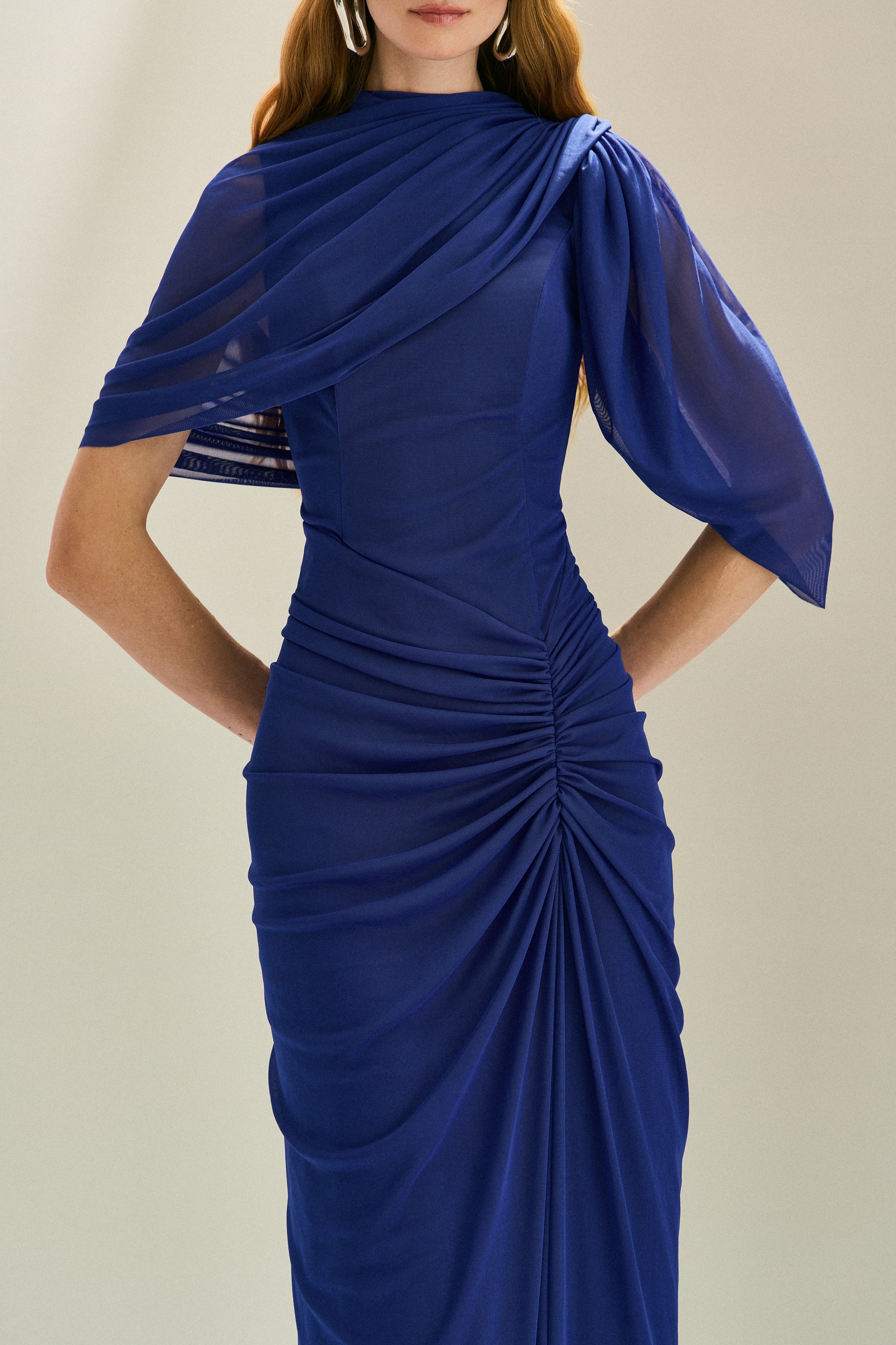 Vestido Longo em Tule com Franzidos no Quadril e Mangas Recortadas - Rubi Azul Bic