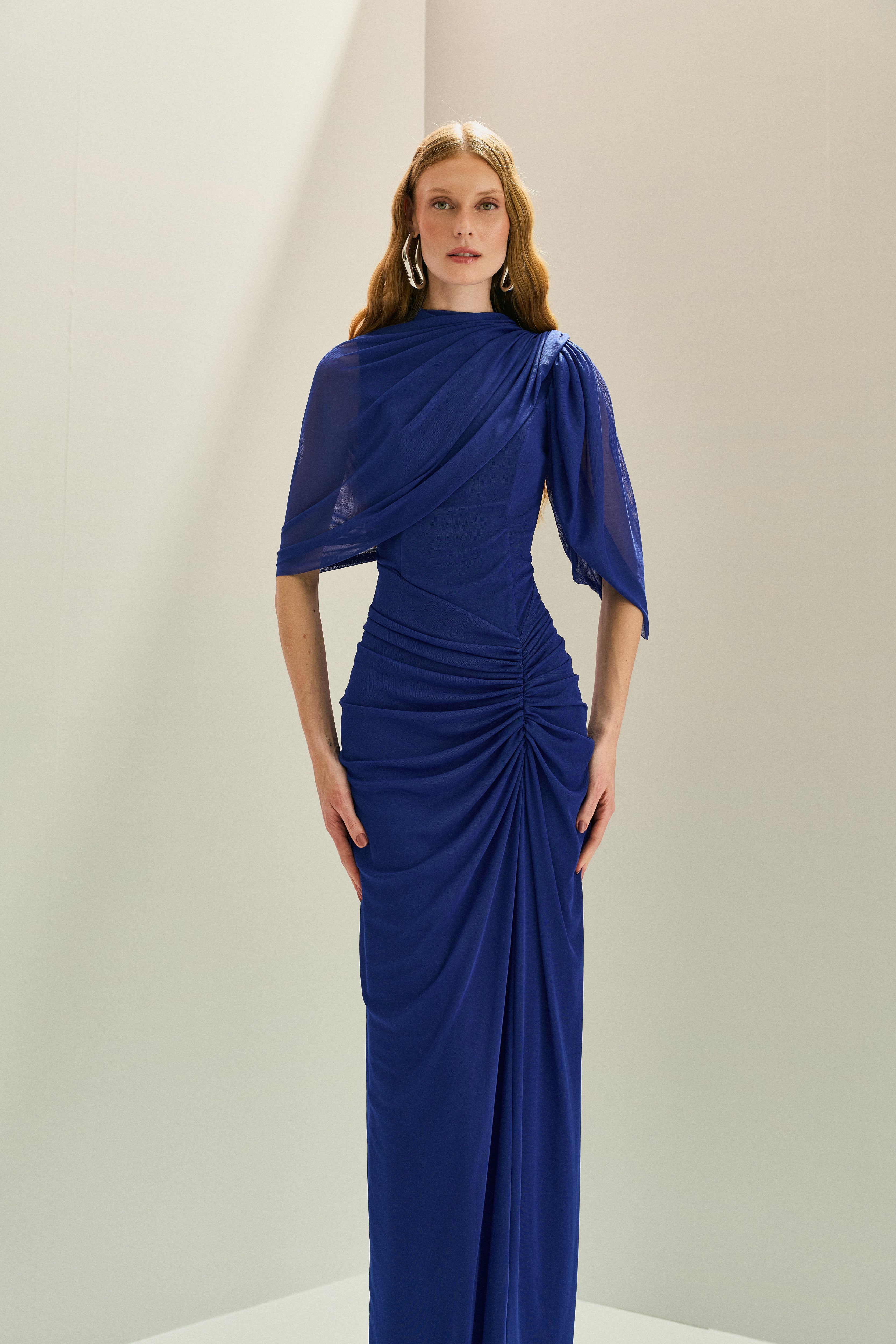 Vestido Longo em Tule com Franzidos no Quadril e Mangas Recortadas - Rubi Azul Bic