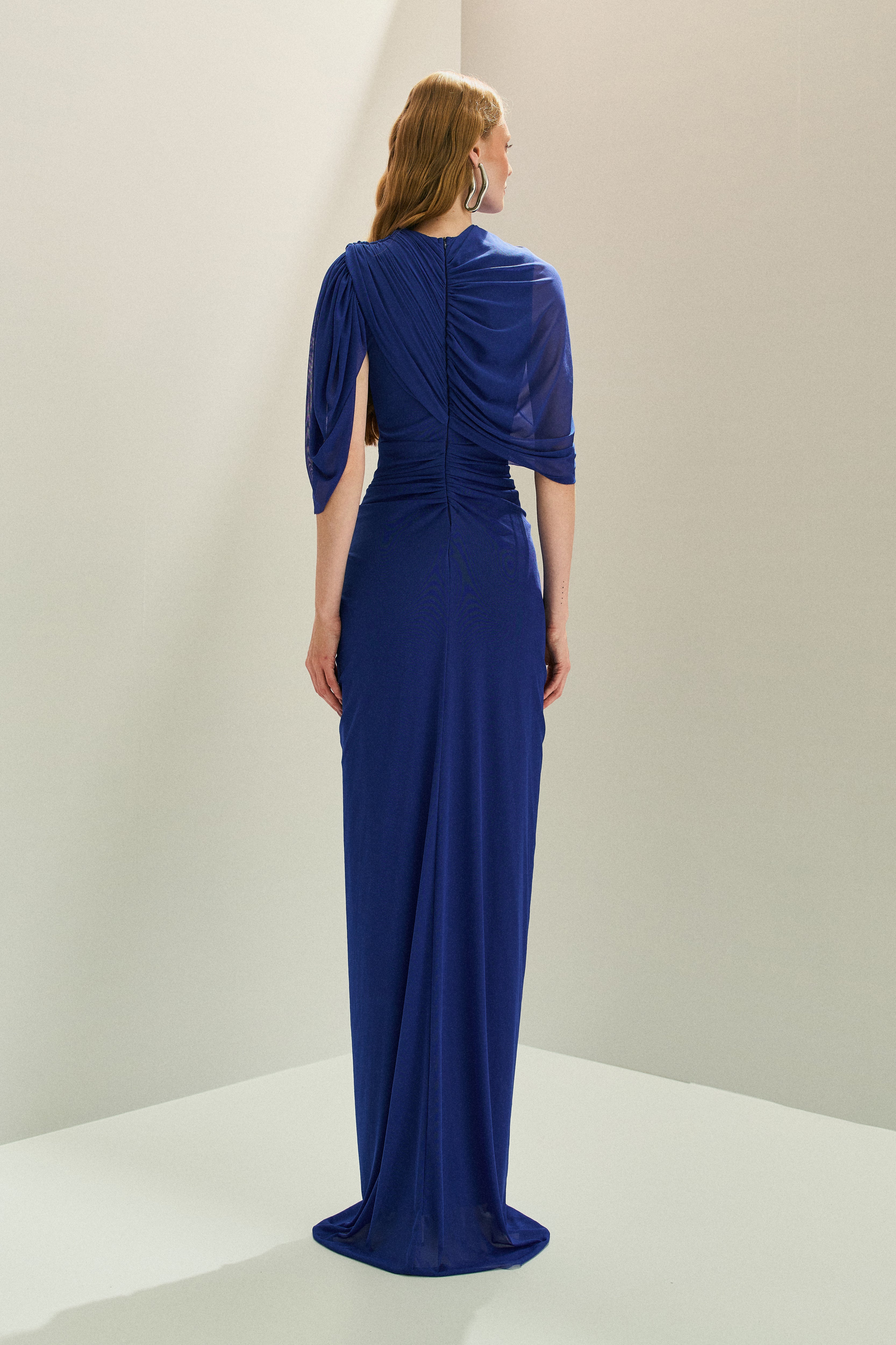 Vestido Longo em Tule com Franzidos no Quadril e Mangas Recortadas - Rubi Azul Bic