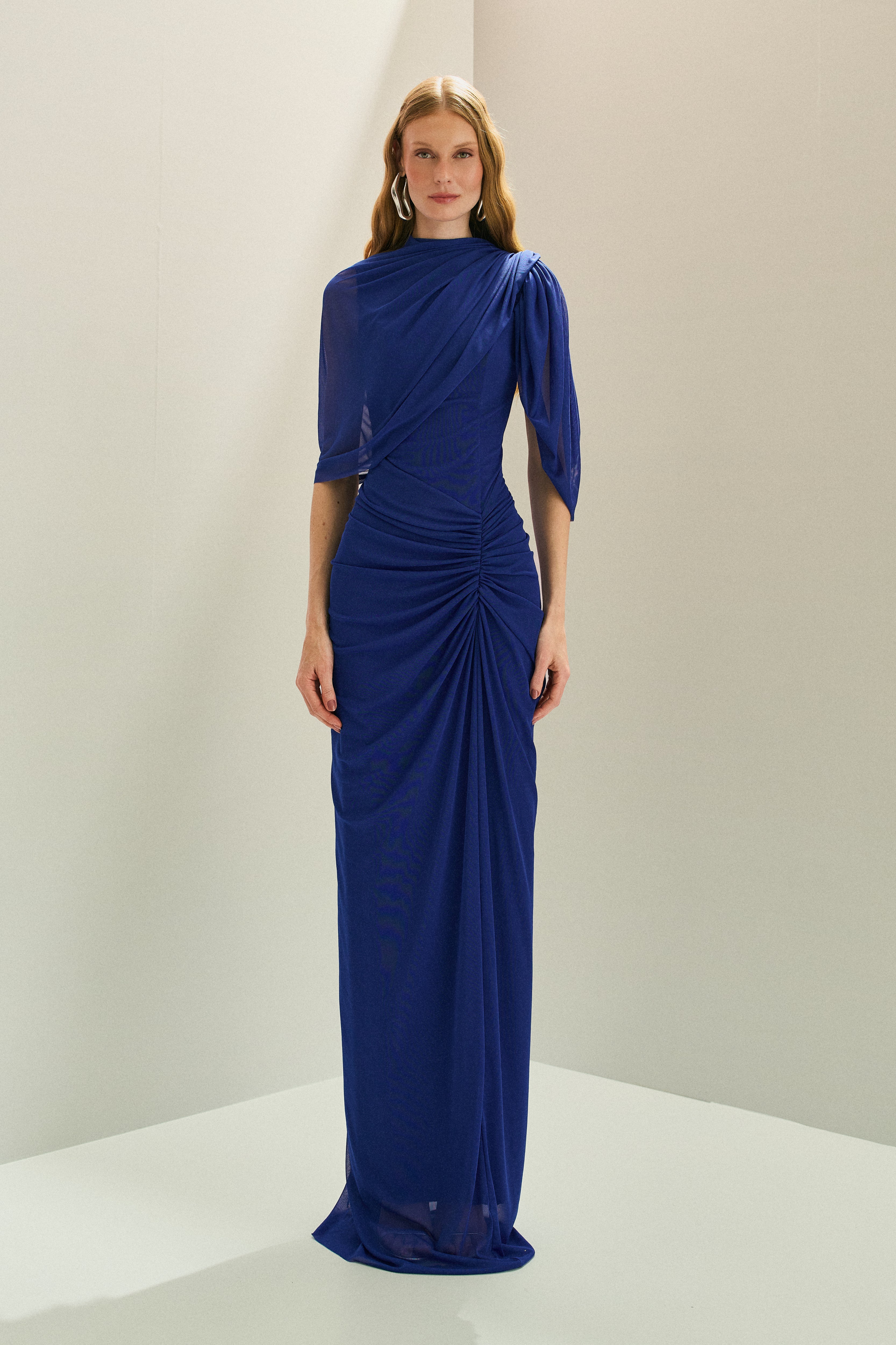 Vestido Longo em Tule com Franzidos no Quadril e Mangas Recortadas - Rubi Azul Bic