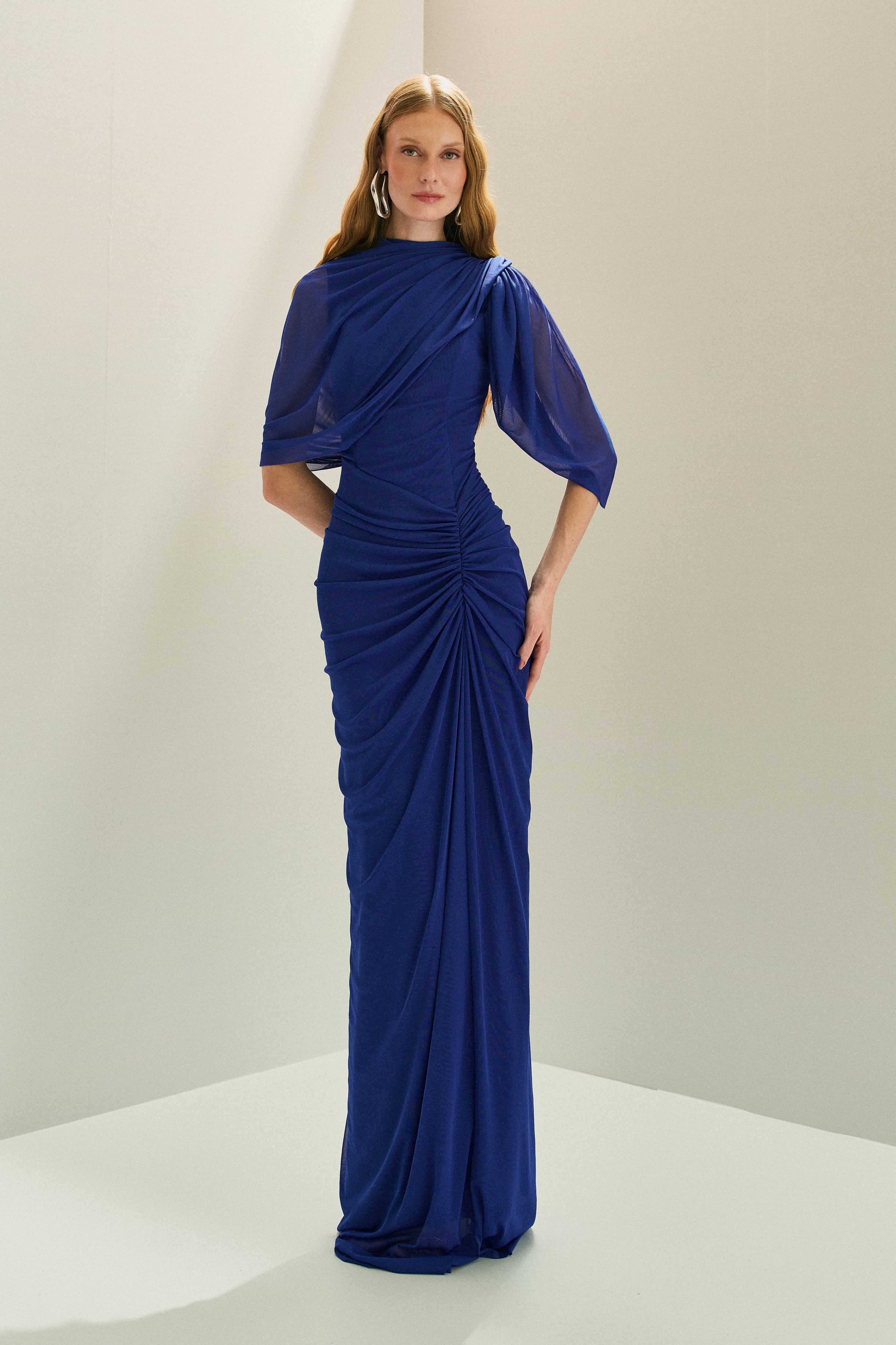 Vestido Longo em Tule com Franzidos no Quadril e Mangas Recortadas - Rubi Azul Bic