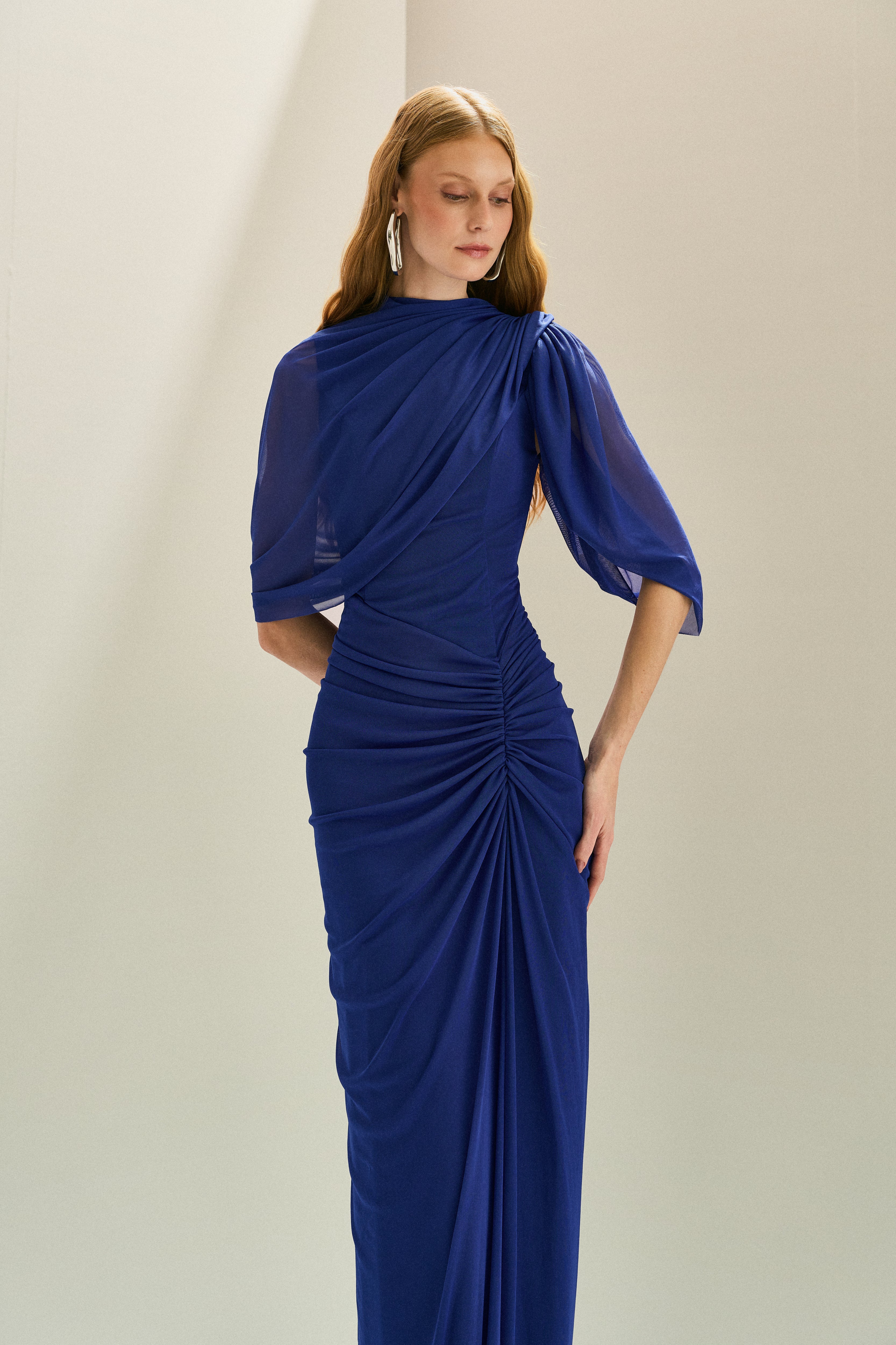 Vestido Longo em Tule com Franzidos no Quadril e Mangas Recortadas - Rubi Azul Bic